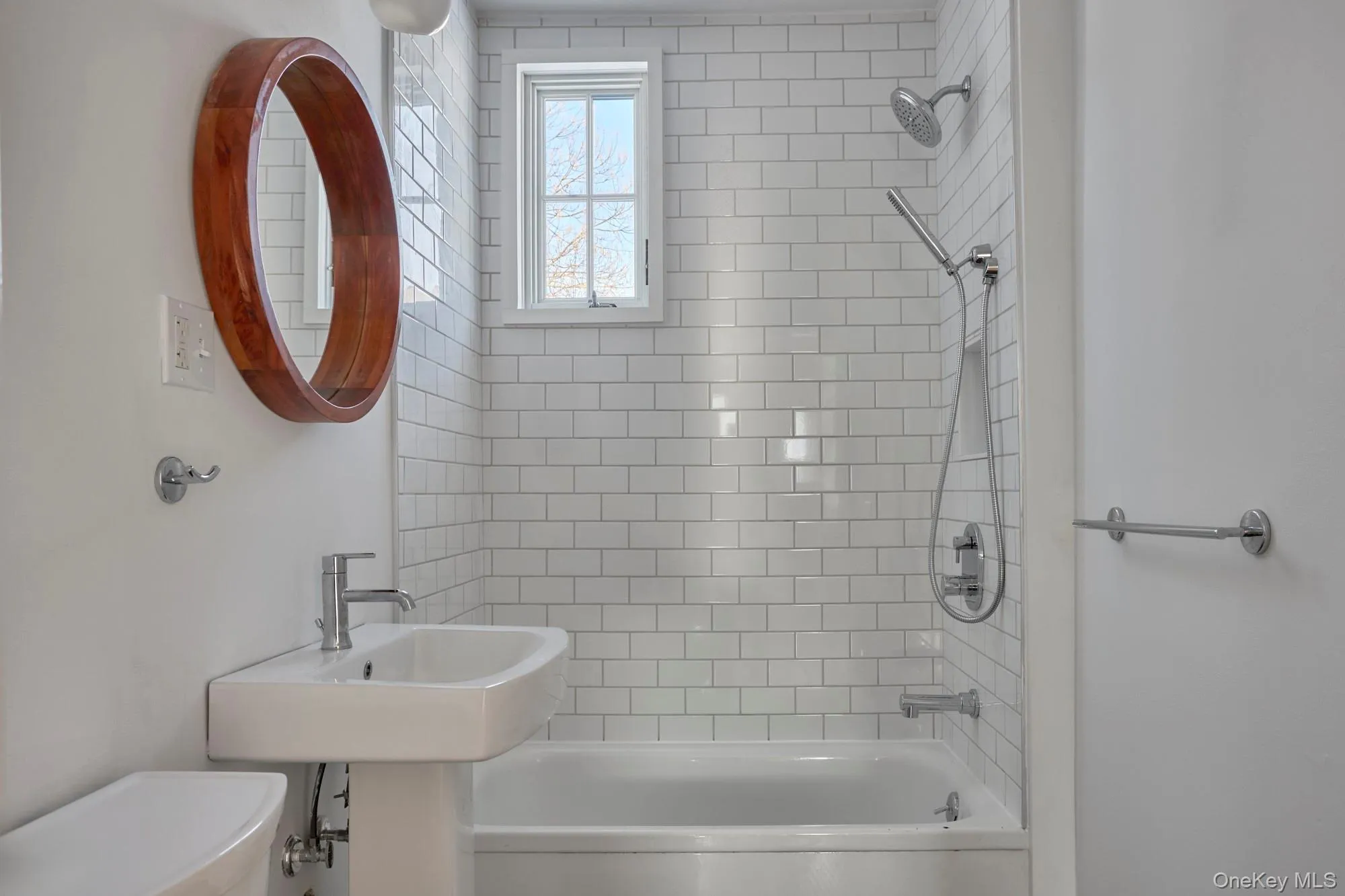 Bathroom with bathing tub / shower combination and toilet Bathroom with bathing tub / shower combination and toilet