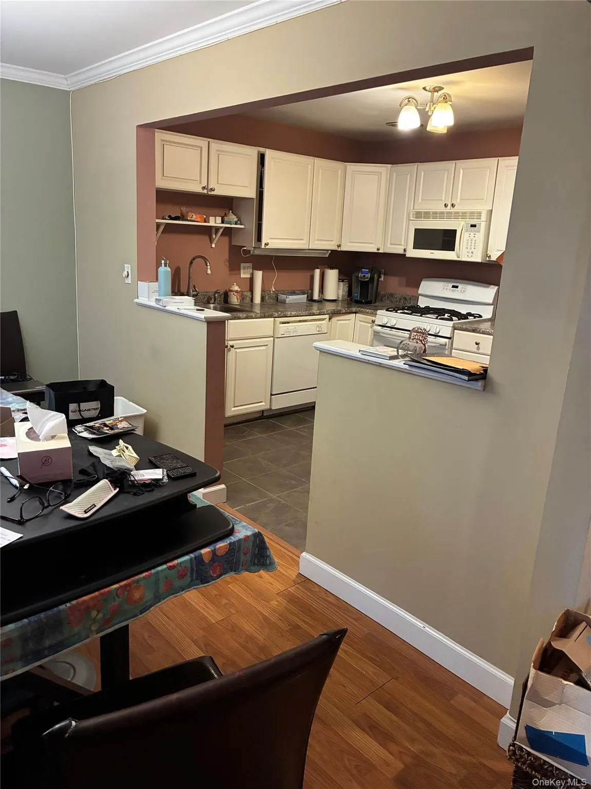 pass-thru to dining area pass-thru to dining area