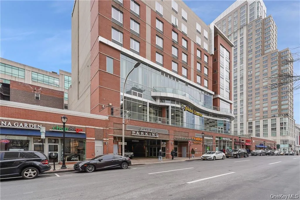 Close to restaurants and entertainment Close to restaurants and entertainment