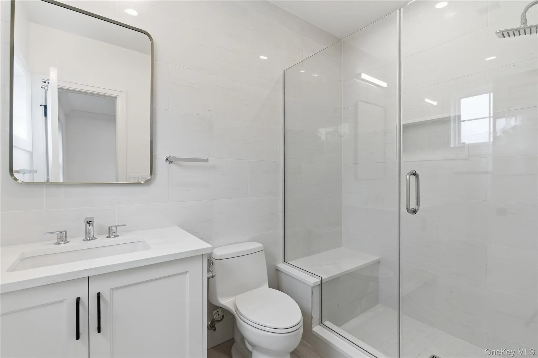 Main Level Primary En-Suite Bath Main Level Primary En-Suite Bath