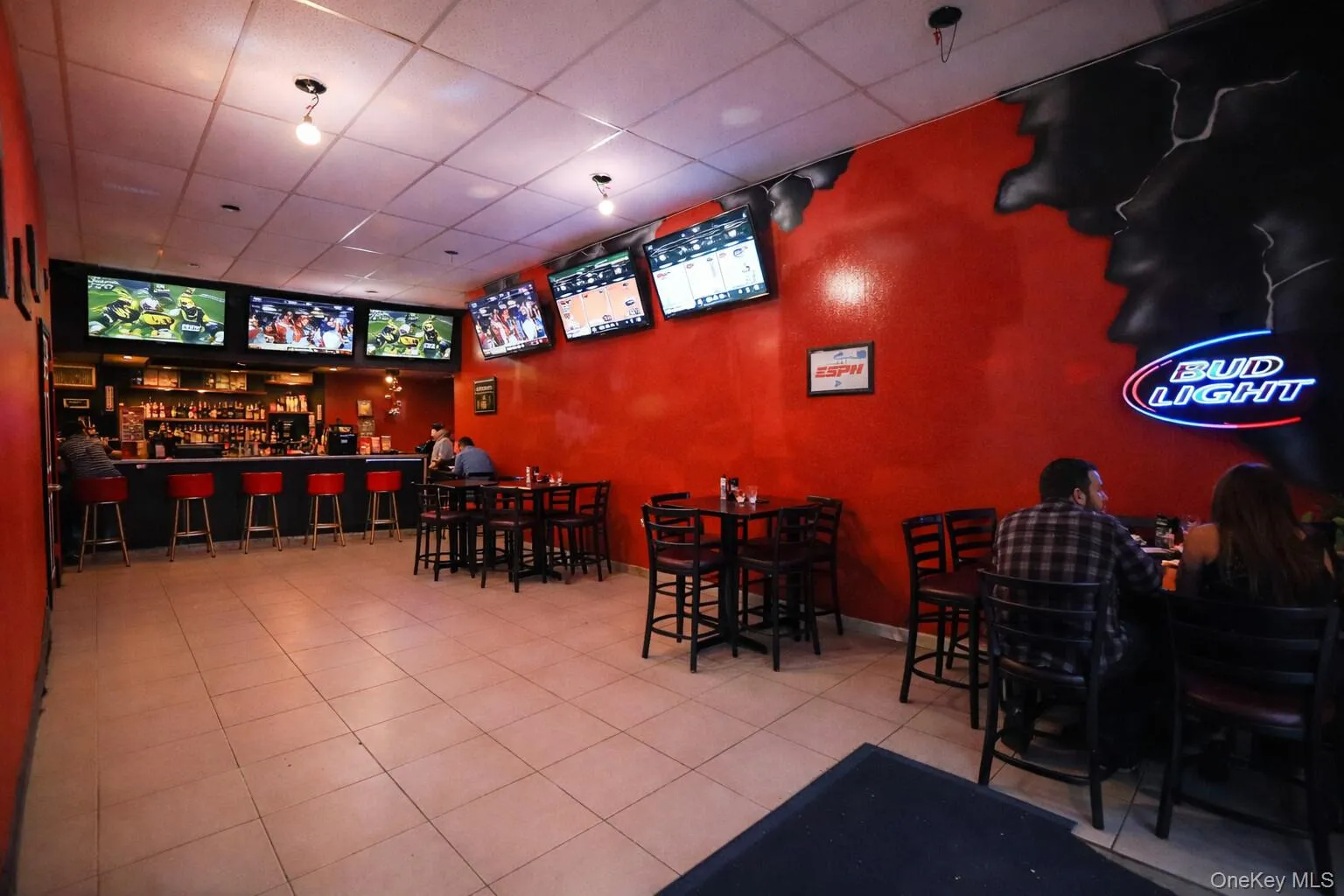 Virtually staged sports bar Virtually staged sports bar