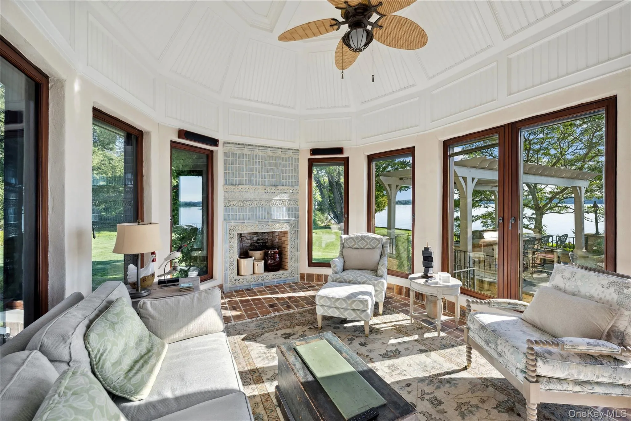 Sunroom / solarium with a decorative wall Sunroom / solarium with a decorative wall