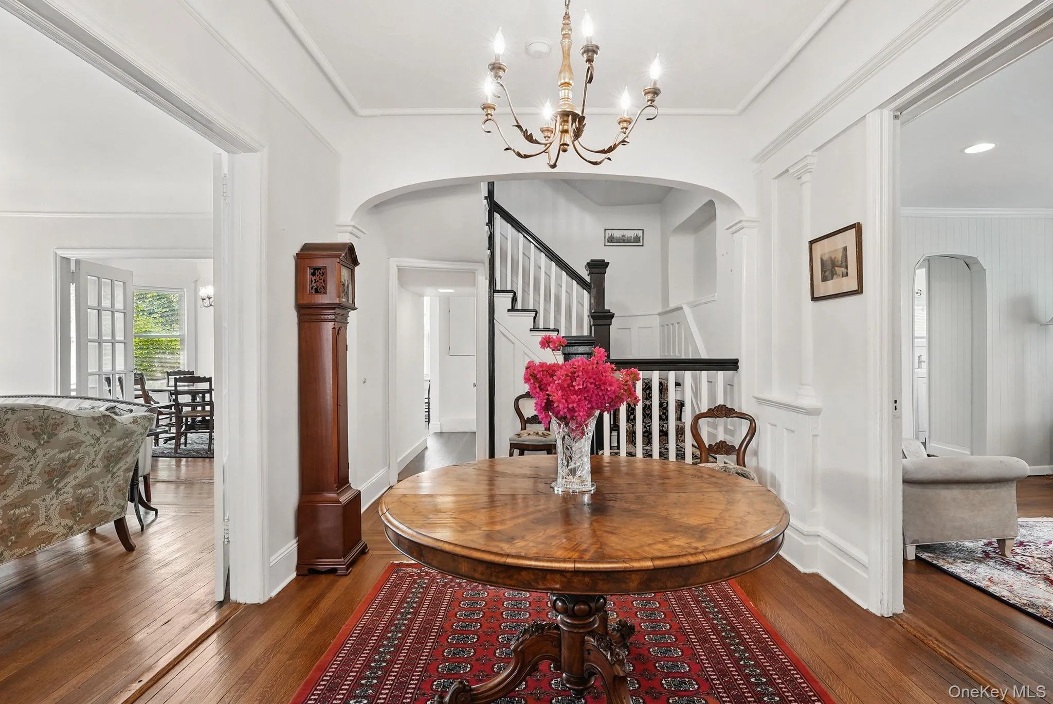 Foyer with custom moldings Foyer with custom moldings