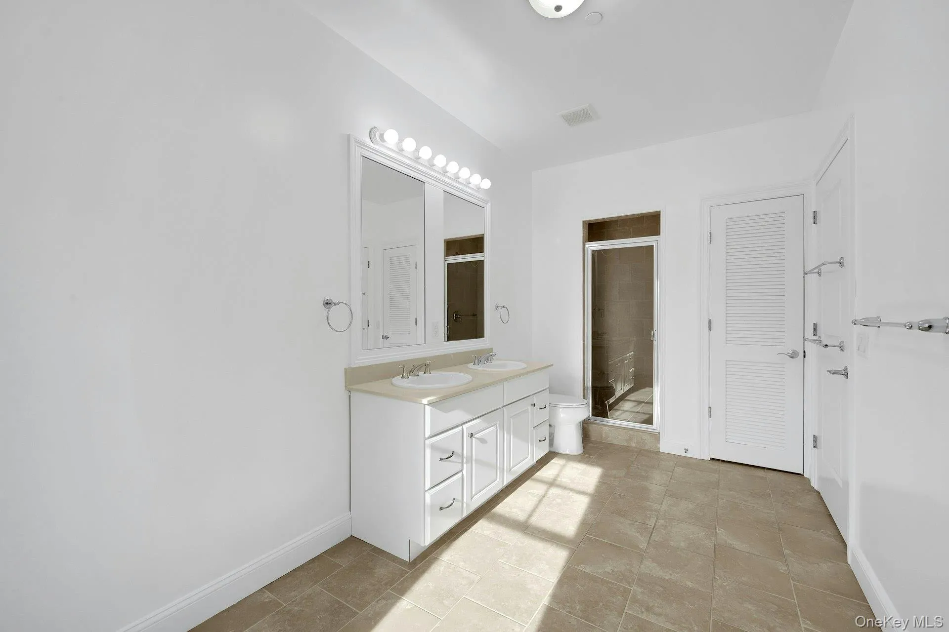 Walk-in shower, double vanity. Walk-in shower, double vanity.