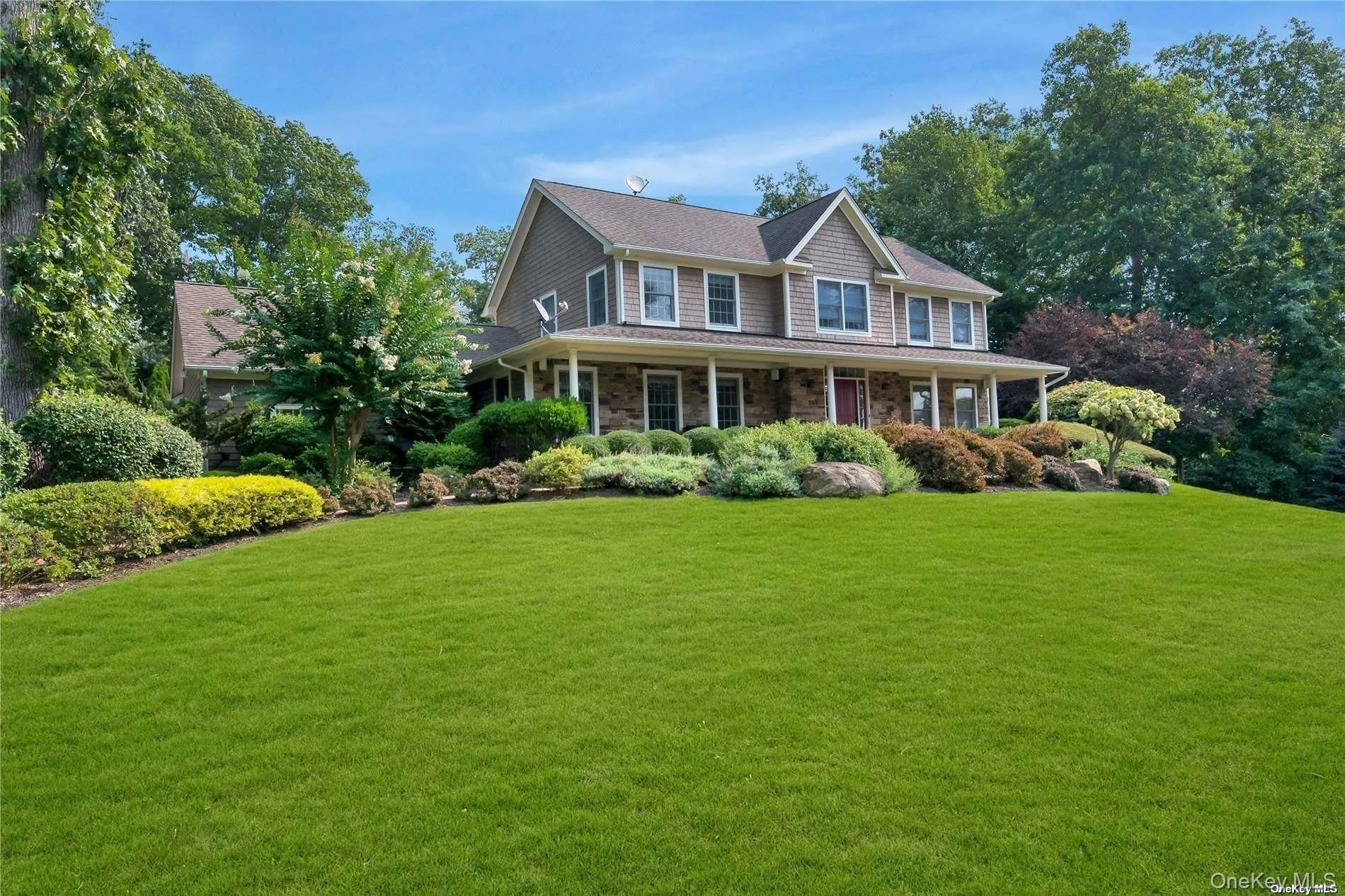 Gorgeous landscaped property Gorgeous landscaped property