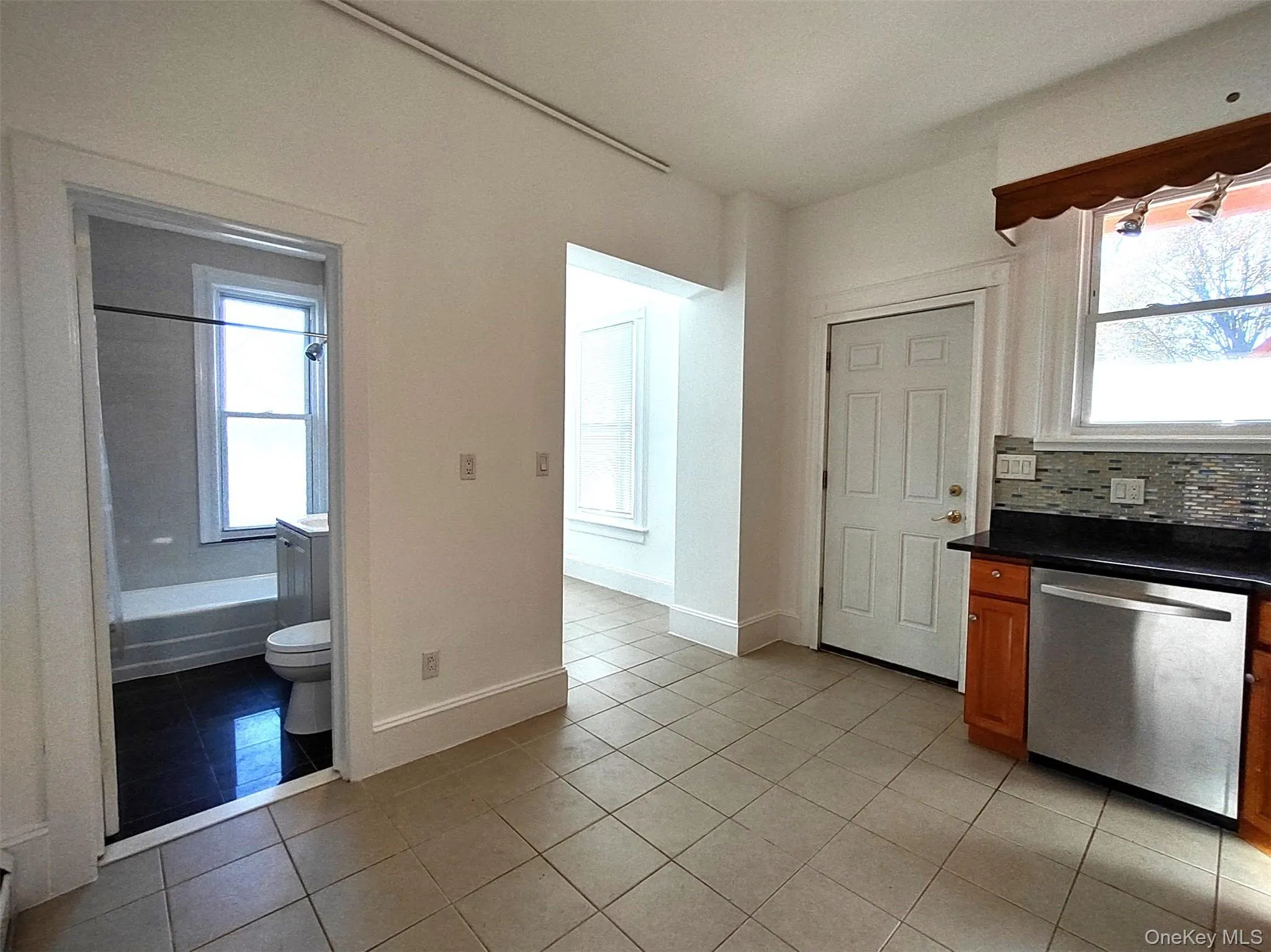 Office/Kitchenette off Kitchen Office/Kitchenette off Kitchen