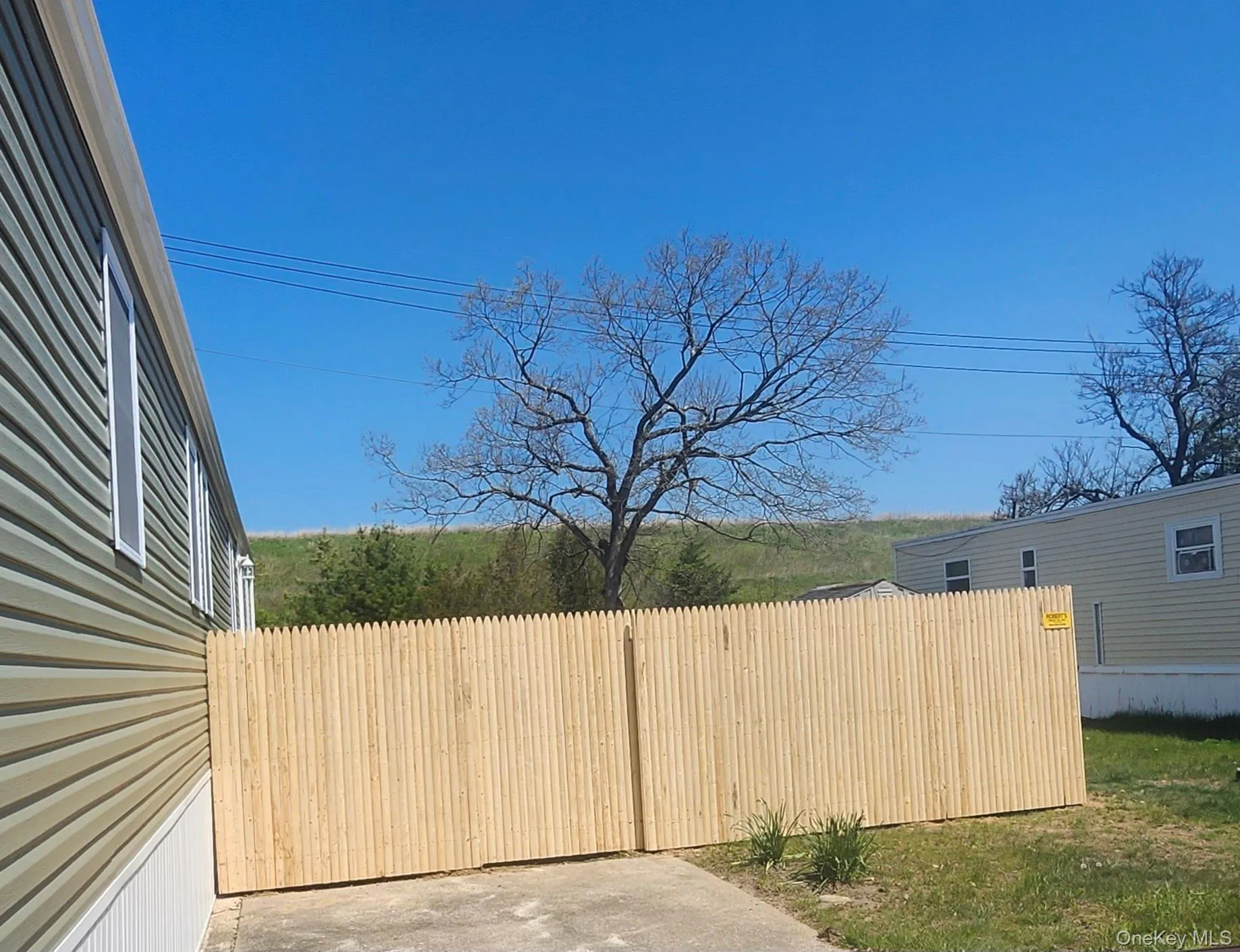Side of Home featuring New Roof, New Windows ,New Vinyl Siding, New Fence and New Steps Side of Home featuring New Roof, New Windows ,New Vinyl Siding, New Fence and New Steps