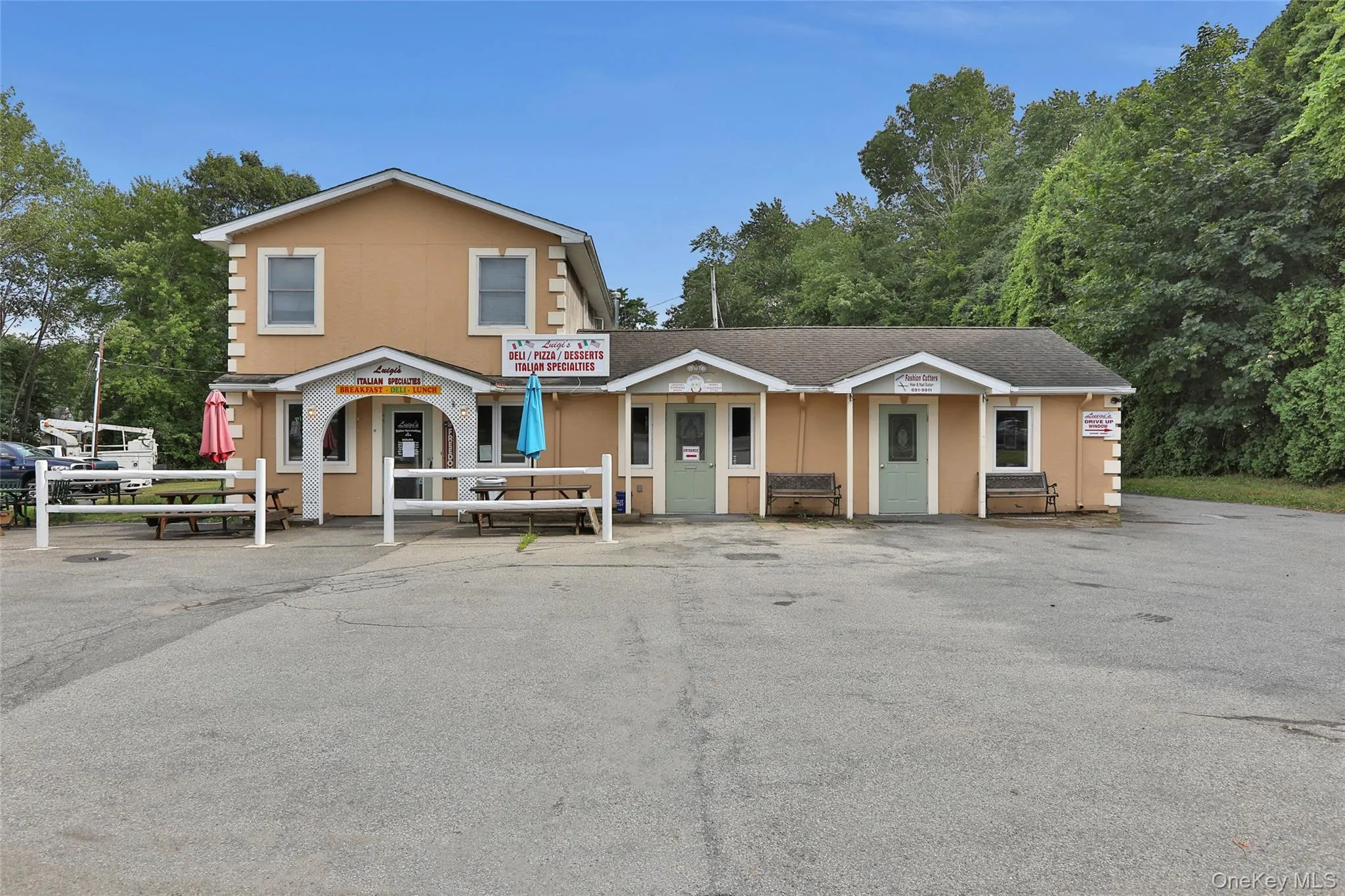 View of front facade. The end unit is for rent. View of front facade. The end unit is for rent.