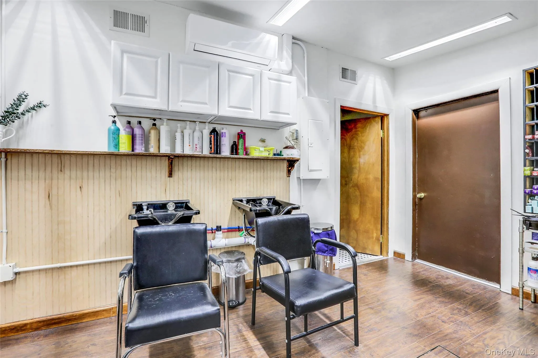 Back office area/ second office/ treatment room which leads to private bathroom. Back office area/ second office/ treatment room which leads to private bathroom.