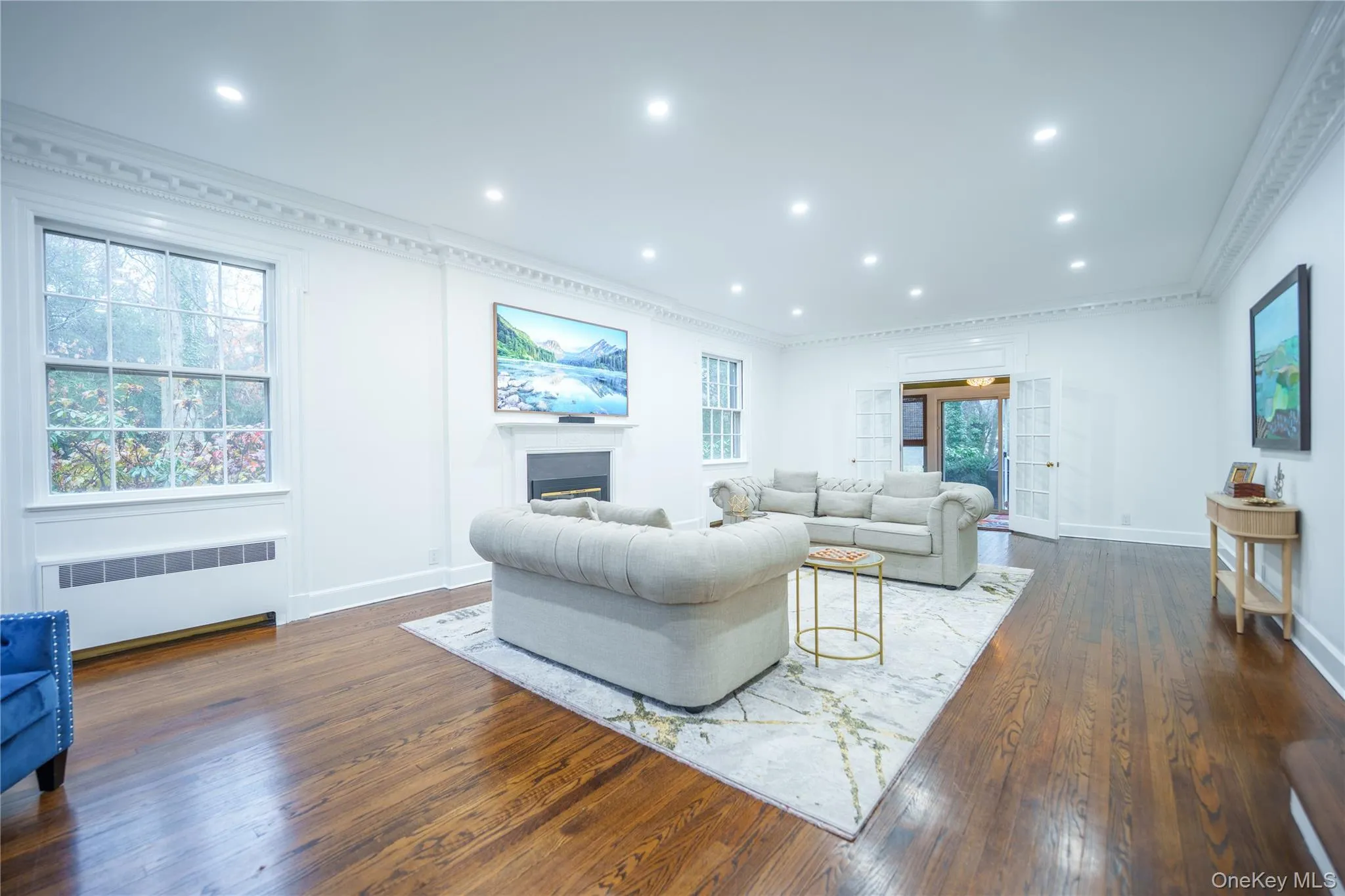 Living area facing solarium Living area facing solarium