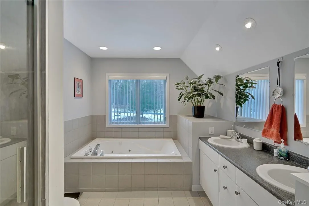 Full bath with jetted tub! Full bath with jetted tub!