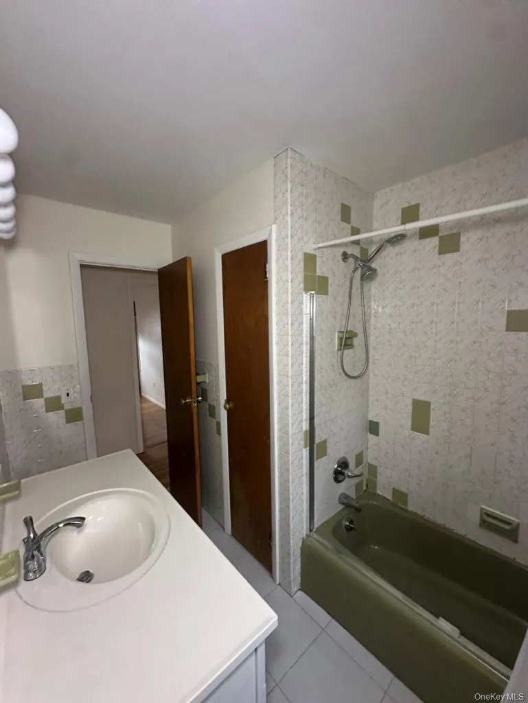 Bathroom tiled shower / bathtub Bathroom tiled shower / bathtub