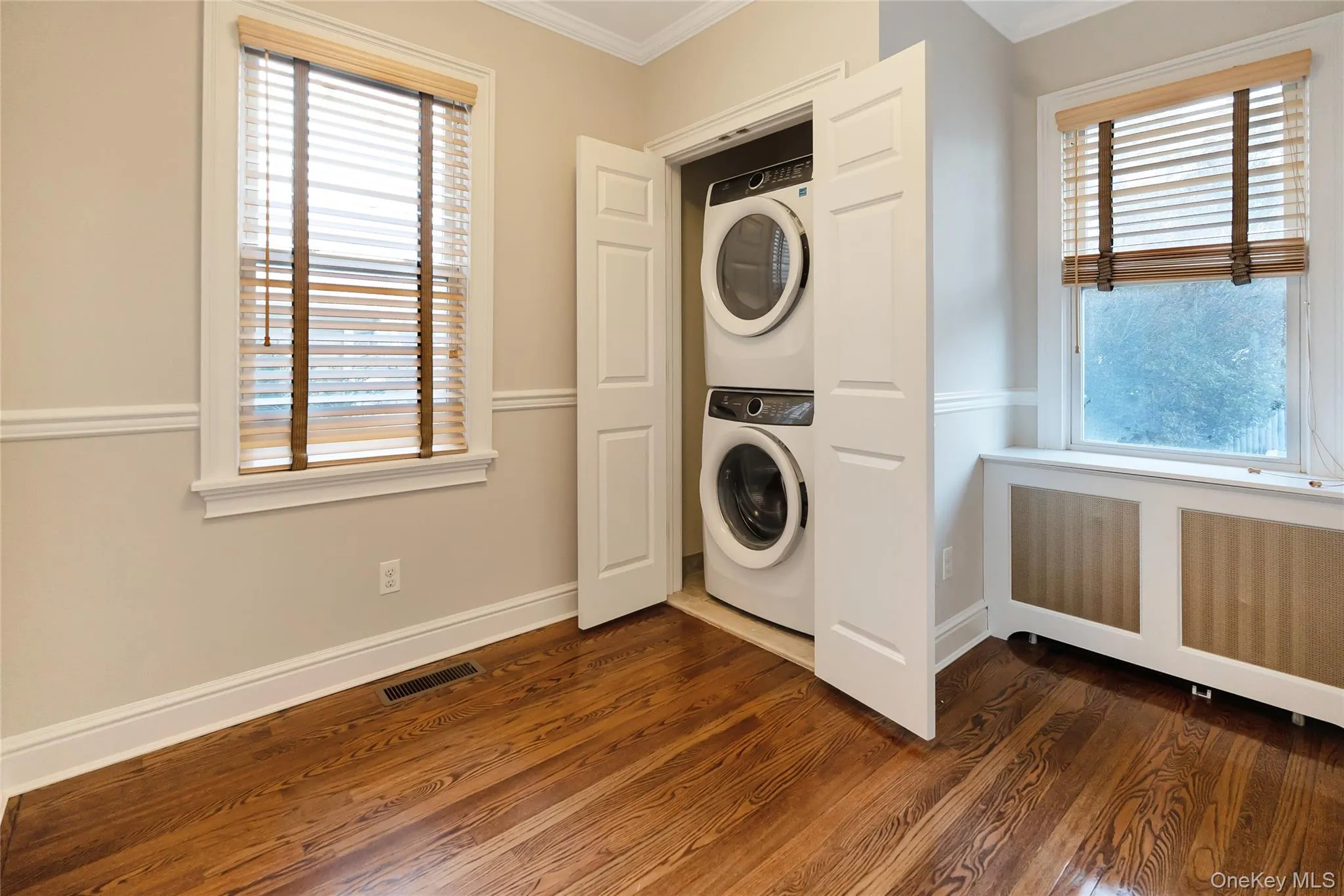 Bedroom #2 with in-unit Washer/Dryer Bedroom #2 with in-unit Washer/Dryer