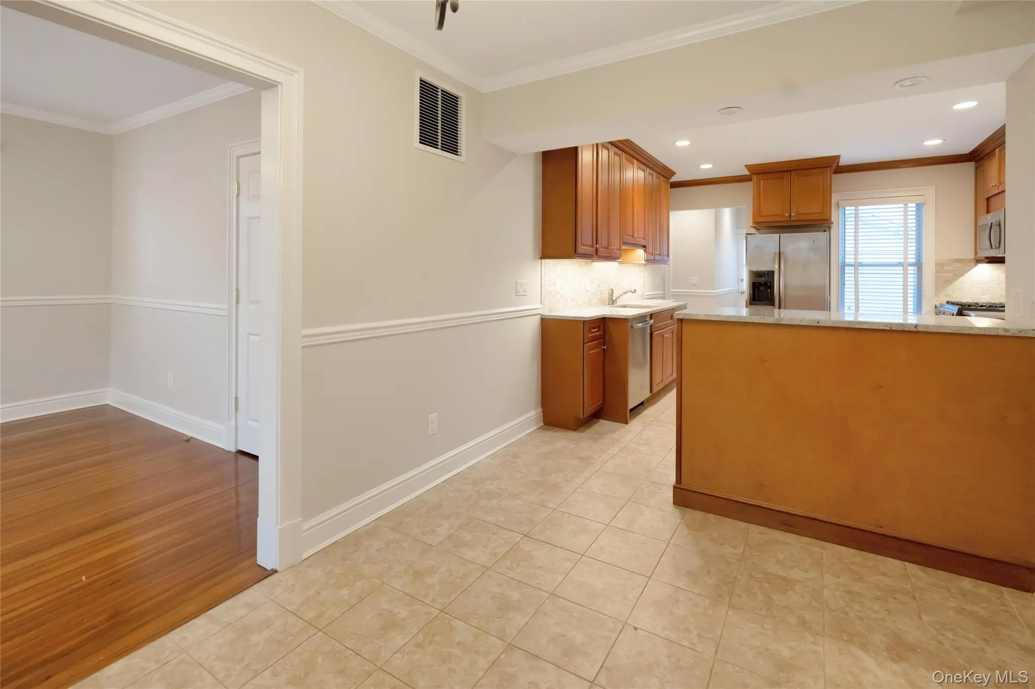Dining Area open to Living Room/ Kitchen with Breakfast bar Dining Area open to Living Room/ Kitchen with Breakfast bar