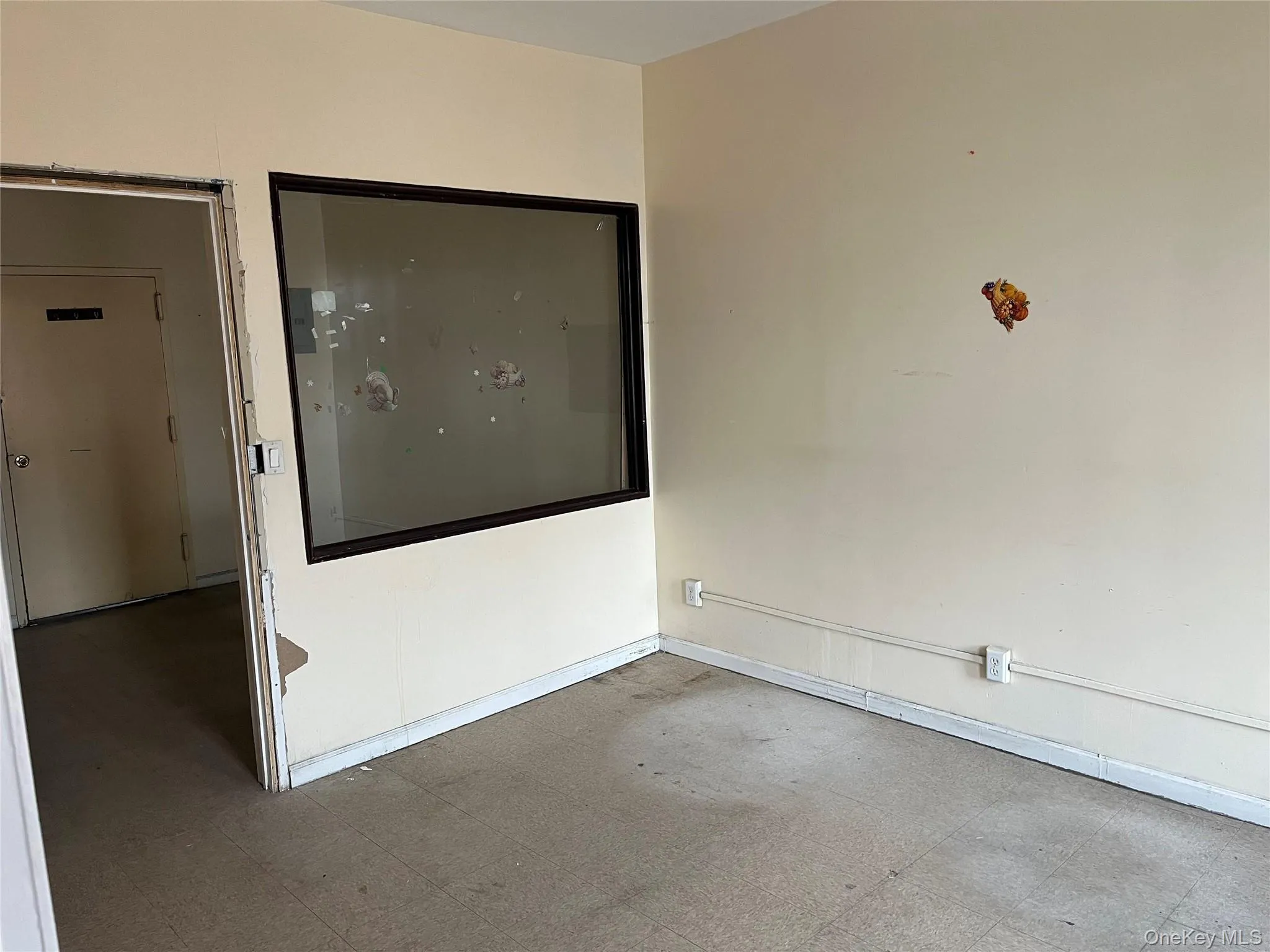 Unfurnished room with tile patterned floors and baseboards Unfurnished room with tile patterned floors and baseboards