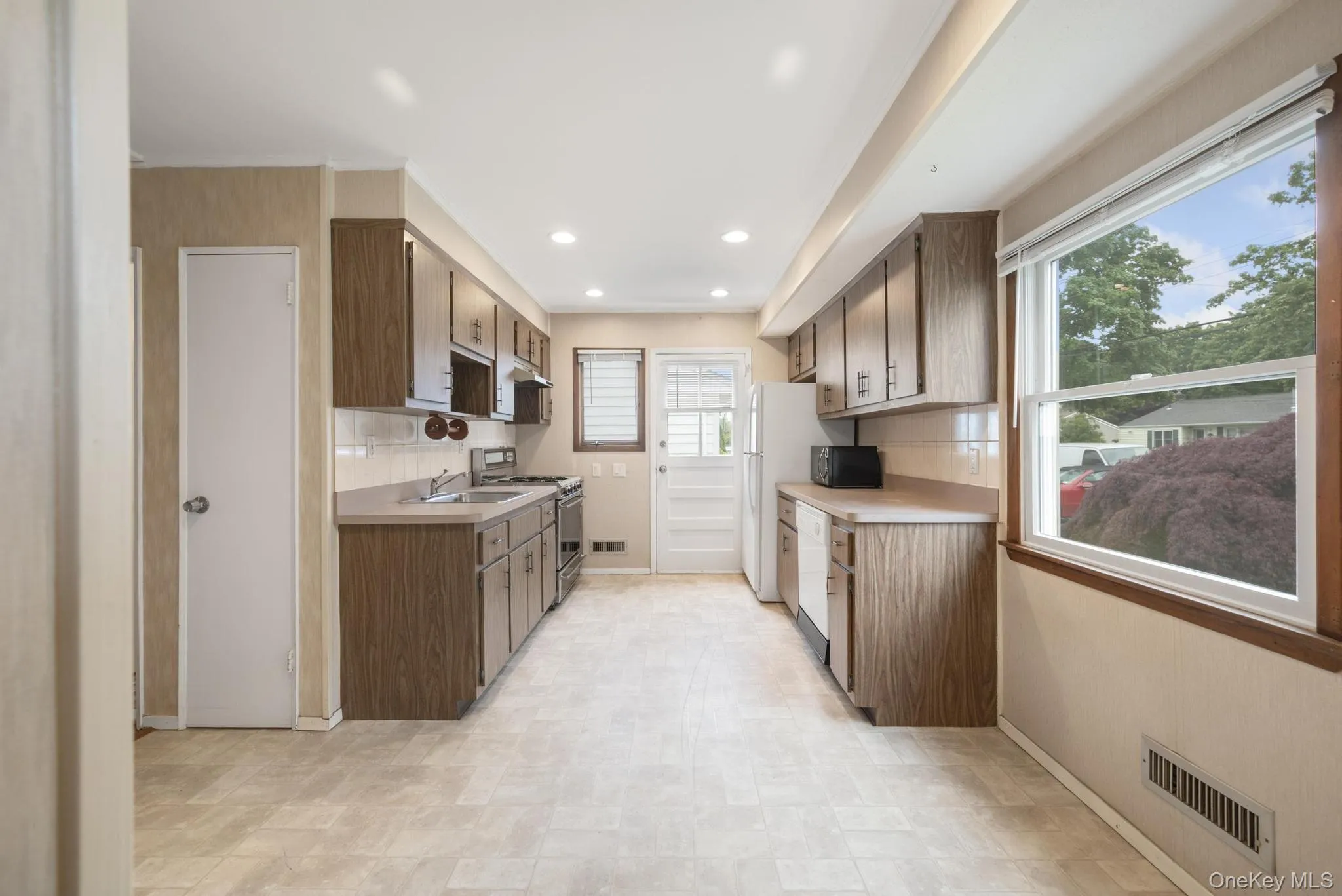 22 Heath Lane, Huntington, NY, 3 Bedrooms Bedrooms, 5 Rooms Rooms,1 BathroomBathrooms,Residential Lease,Idx,Heath,0,943243 22 Heath Lane, Huntington, NY, 3 Bedrooms Bedrooms, 5 Rooms Rooms,1 BathroomBathrooms,Residential Lease,Idx,Heath,0,943243