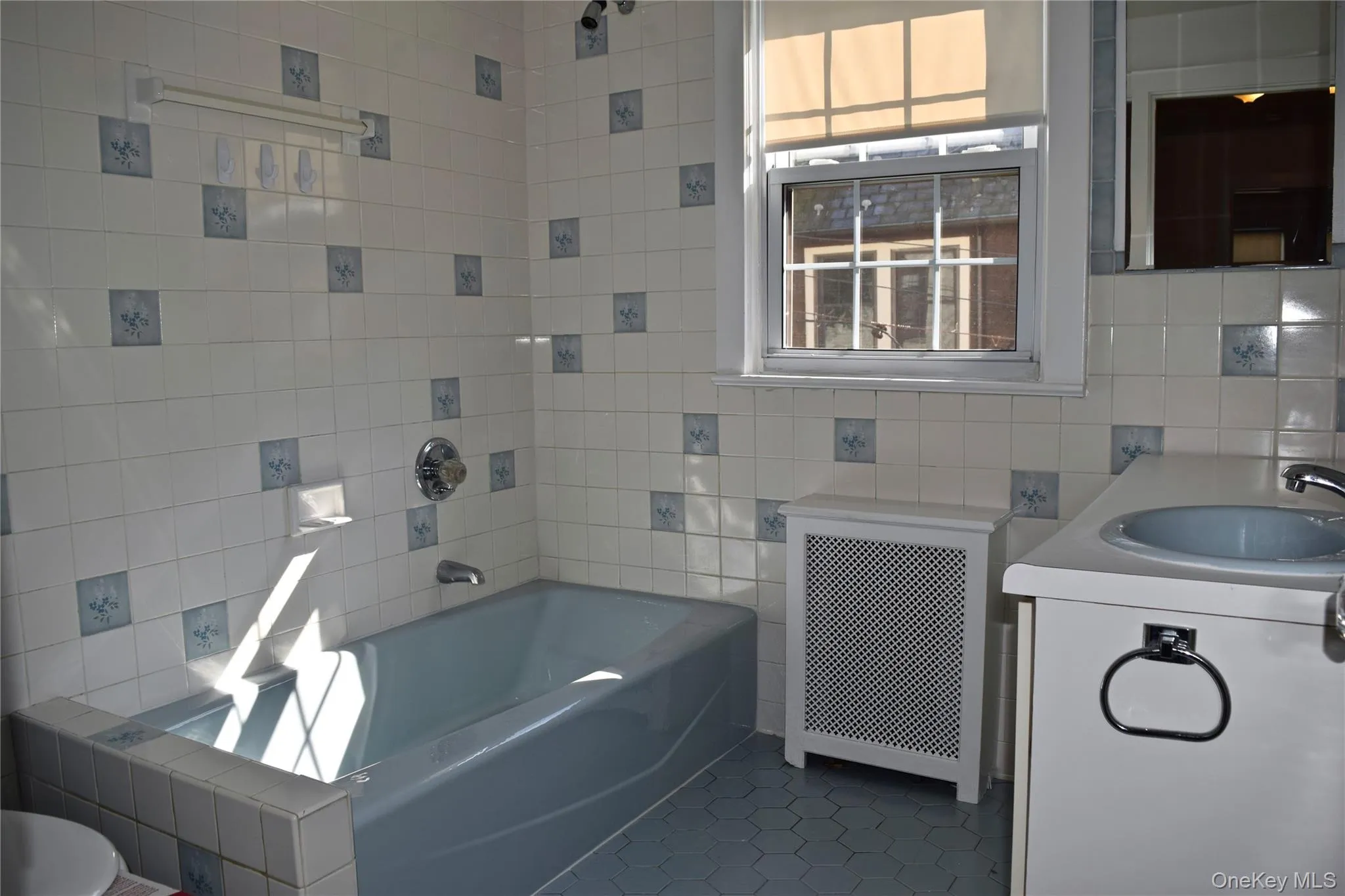 2nd Floor bathroom with tub/shower. 2nd Floor bathroom with tub/shower.