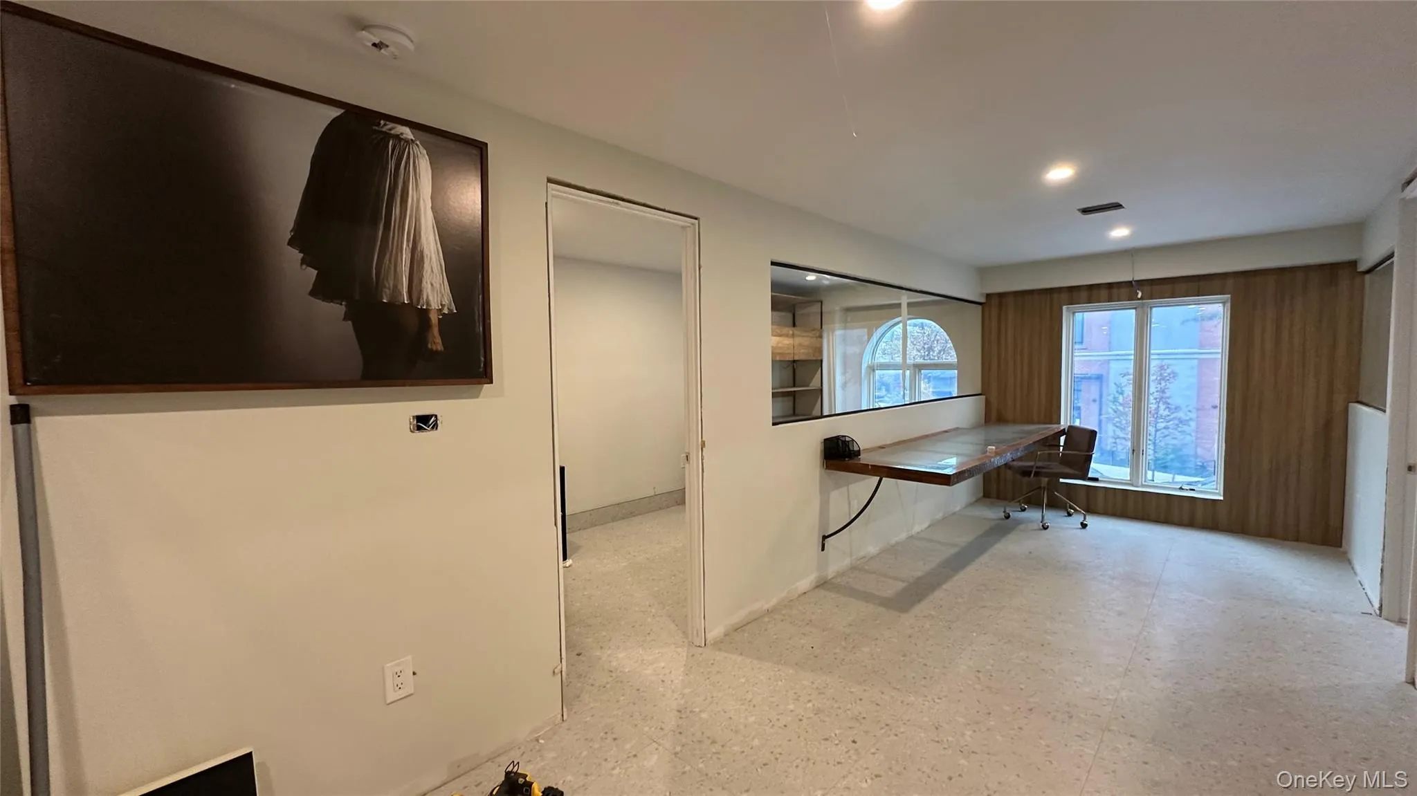 Unfurnished office with light floors Unfurnished office with light floors