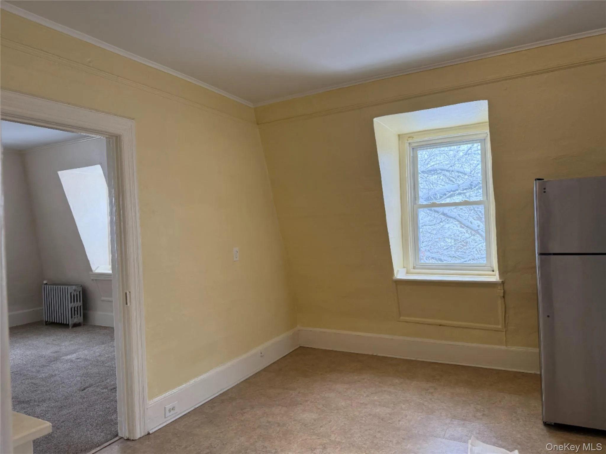 Cheerful and bright dining area. Cheerful and bright dining area.