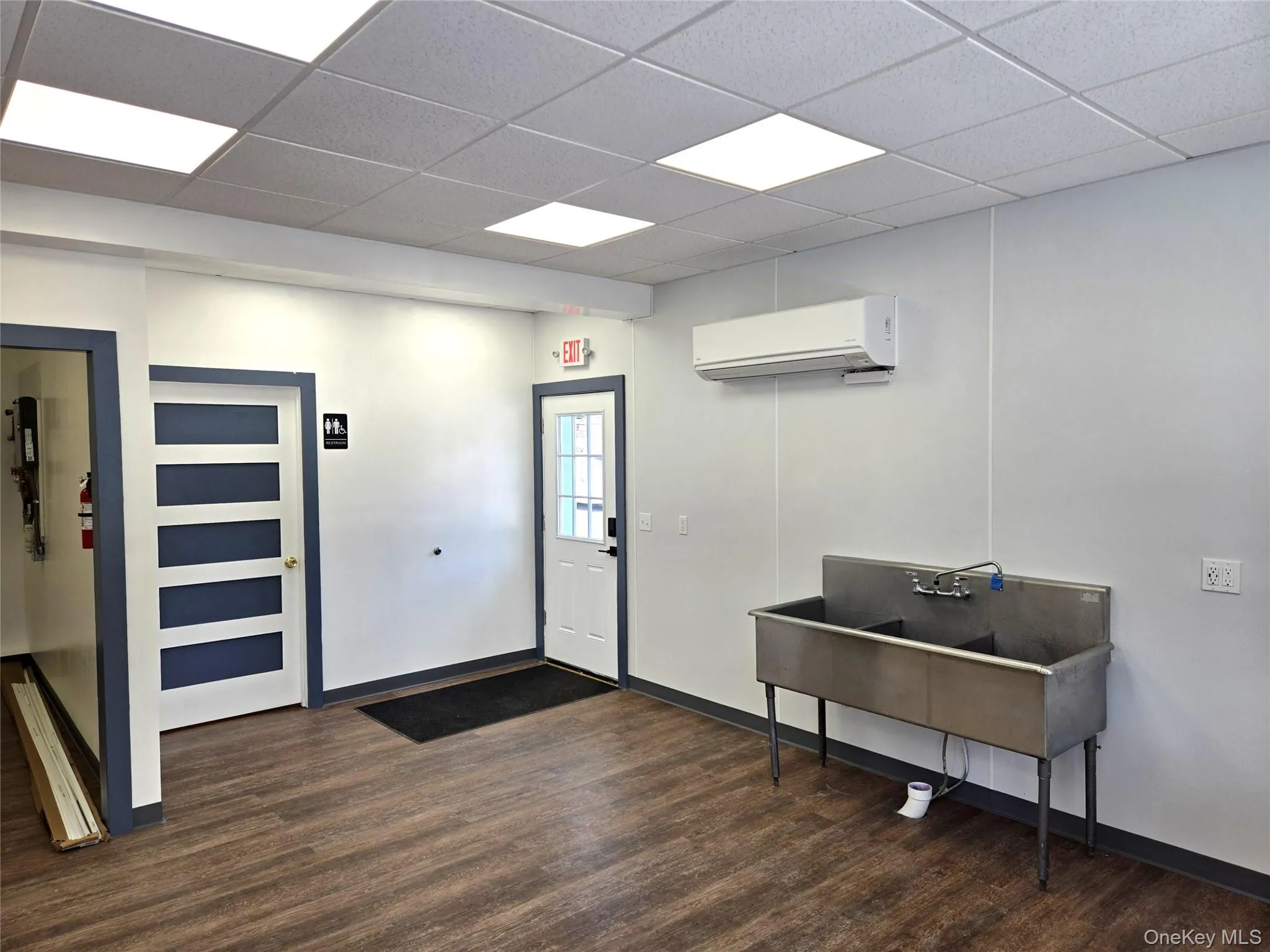 Miscellaneous room with a paneled ceiling and a wall mounted air conditioner Miscellaneous room with a paneled ceiling and a wall mounted air conditioner