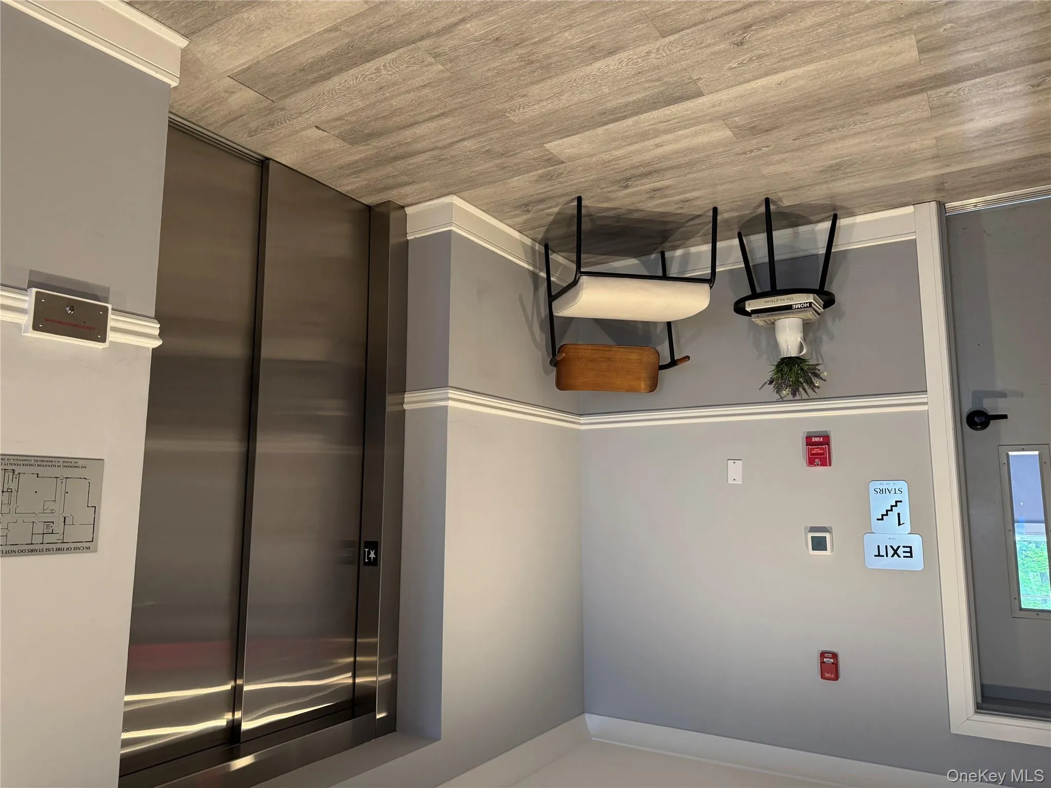 Sitting room with elevator and crown molding Sitting room with elevator and crown molding