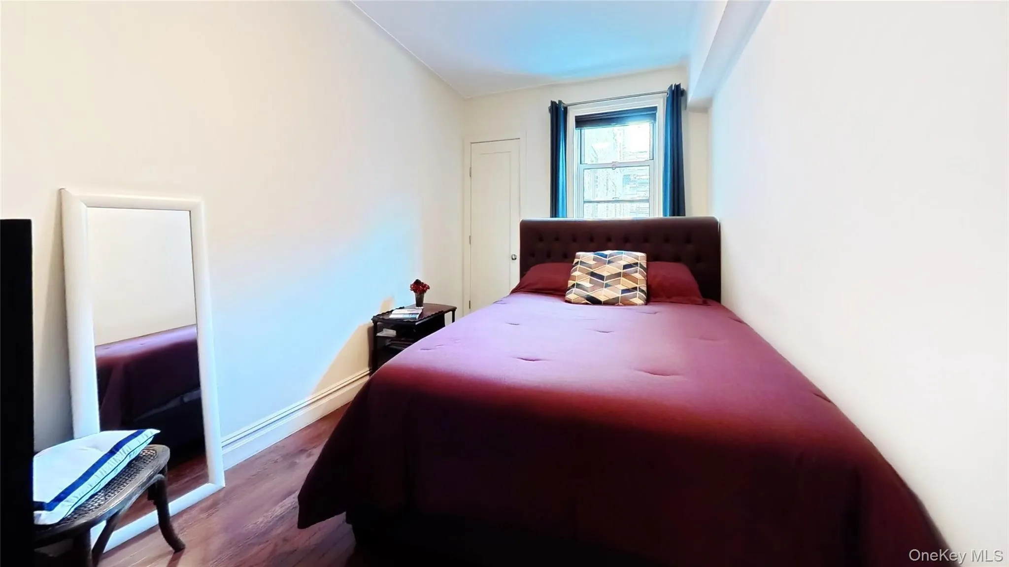 Cozy Queen- Sized Bedroom Cozy Queen- Sized Bedroom