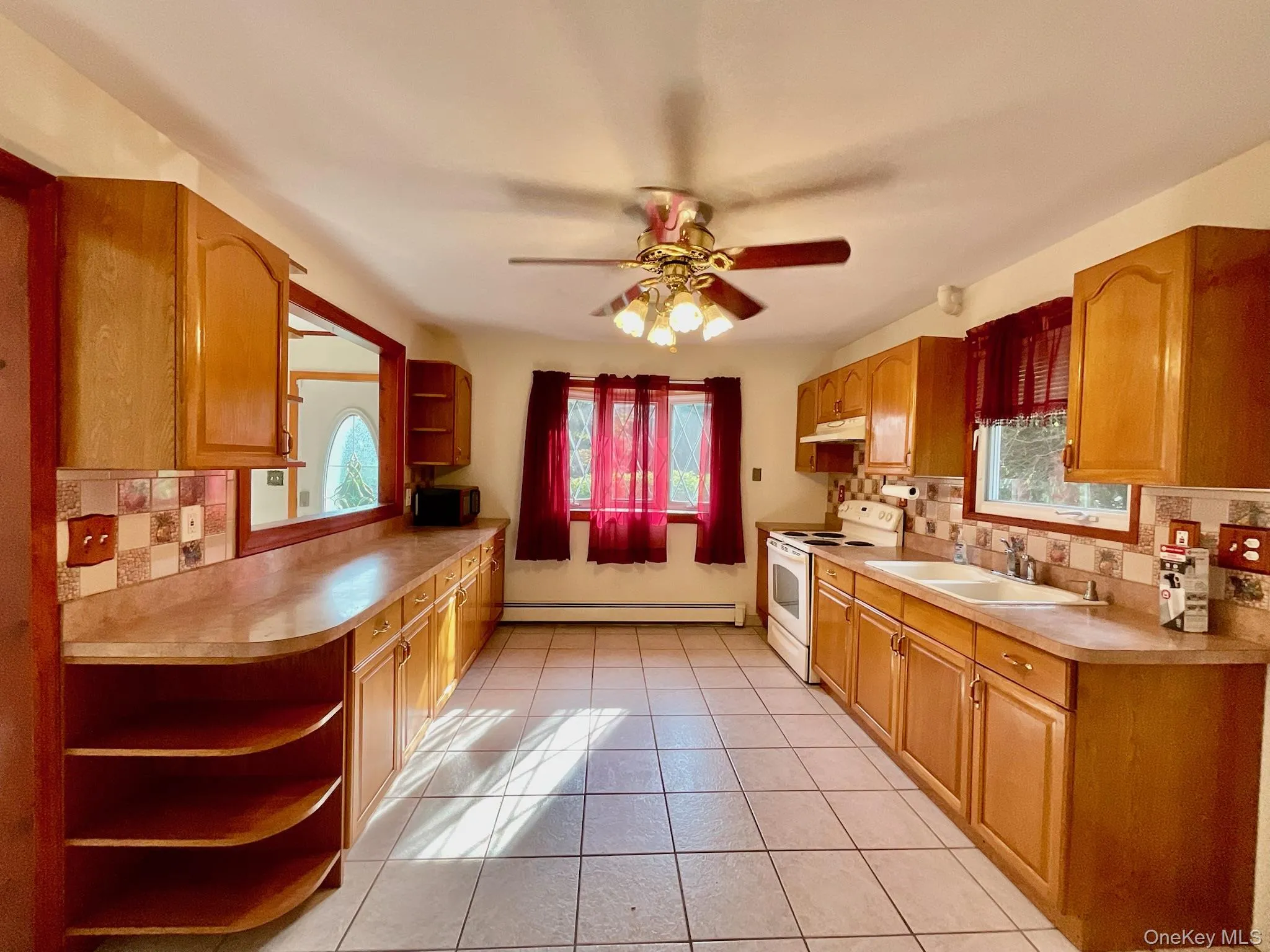 Large Kitchen With Plenty of Countertop Space Large Kitchen With Plenty of Countertop Space