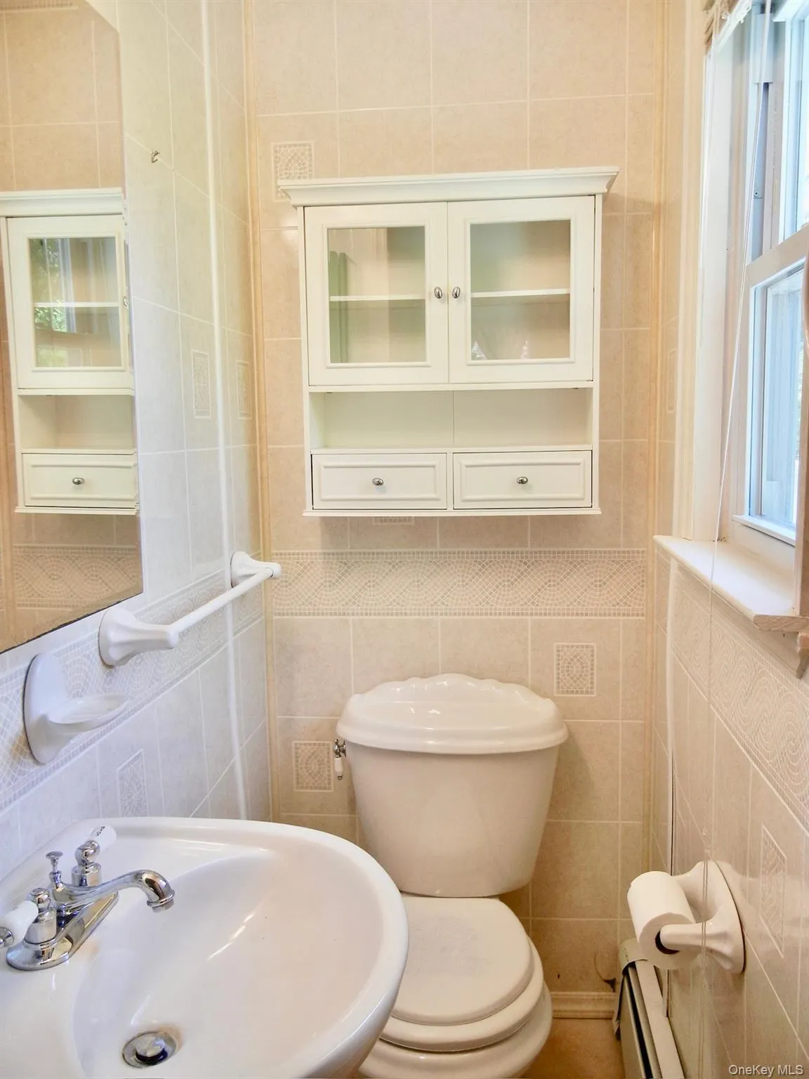 Main Bedroom with own Half Bath Main Bedroom with own Half Bath