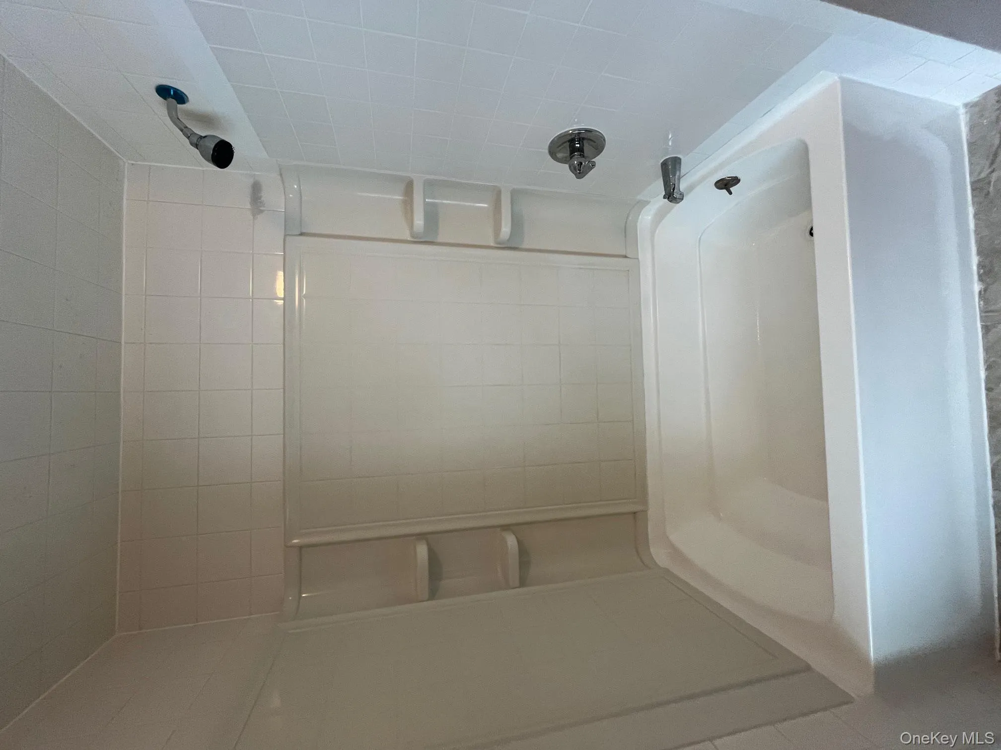 Bathroom with shower / bath combination Bathroom with shower / bath combination