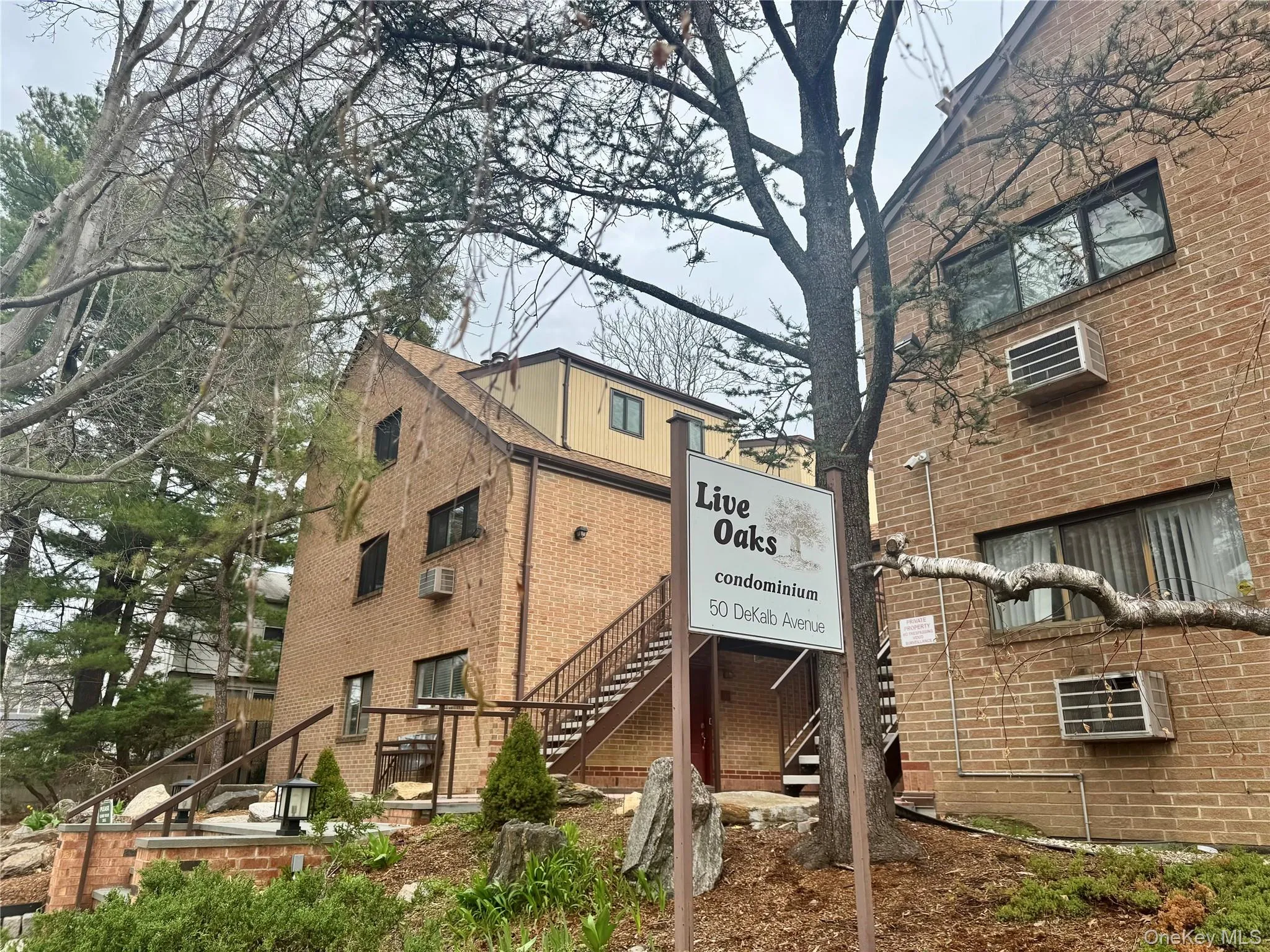 Live Oaks Condominium is conveniently located within a few blocks of world class shopping, restaurants, cafes, entertainment, White Plains Metro North, trailways and highways. Live Oaks Condominium is conveniently located within a few blocks of world class shopping, restaurants, cafes, entertainment, White Plains Metro North, trailways and highways.