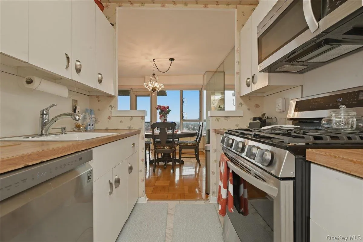 166-25 Powells Cove Boulevard, New York, NY, 2 Bedrooms Bedrooms, 5 Rooms Rooms,2 BathroomsBathrooms,Residential,For Rent,Powells Cove,0,KEY944439 166-25 Powells Cove Boulevard, New York, NY, 2 Bedrooms Bedrooms, 5 Rooms Rooms,2 BathroomsBathrooms,Residential,For Rent,Powells Cove,0,KEY944439