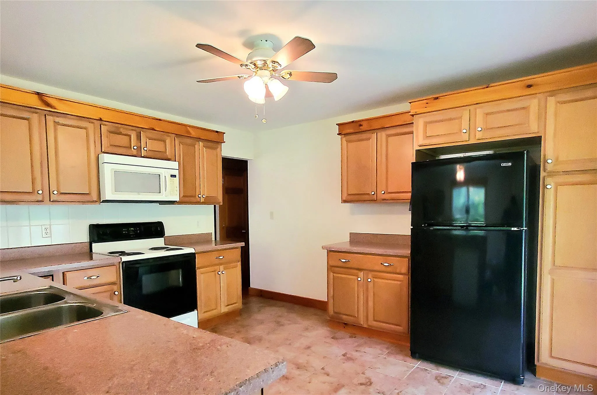 Wood cabinets, lots of natural light and open flow Wood cabinets, lots of natural light and open flow