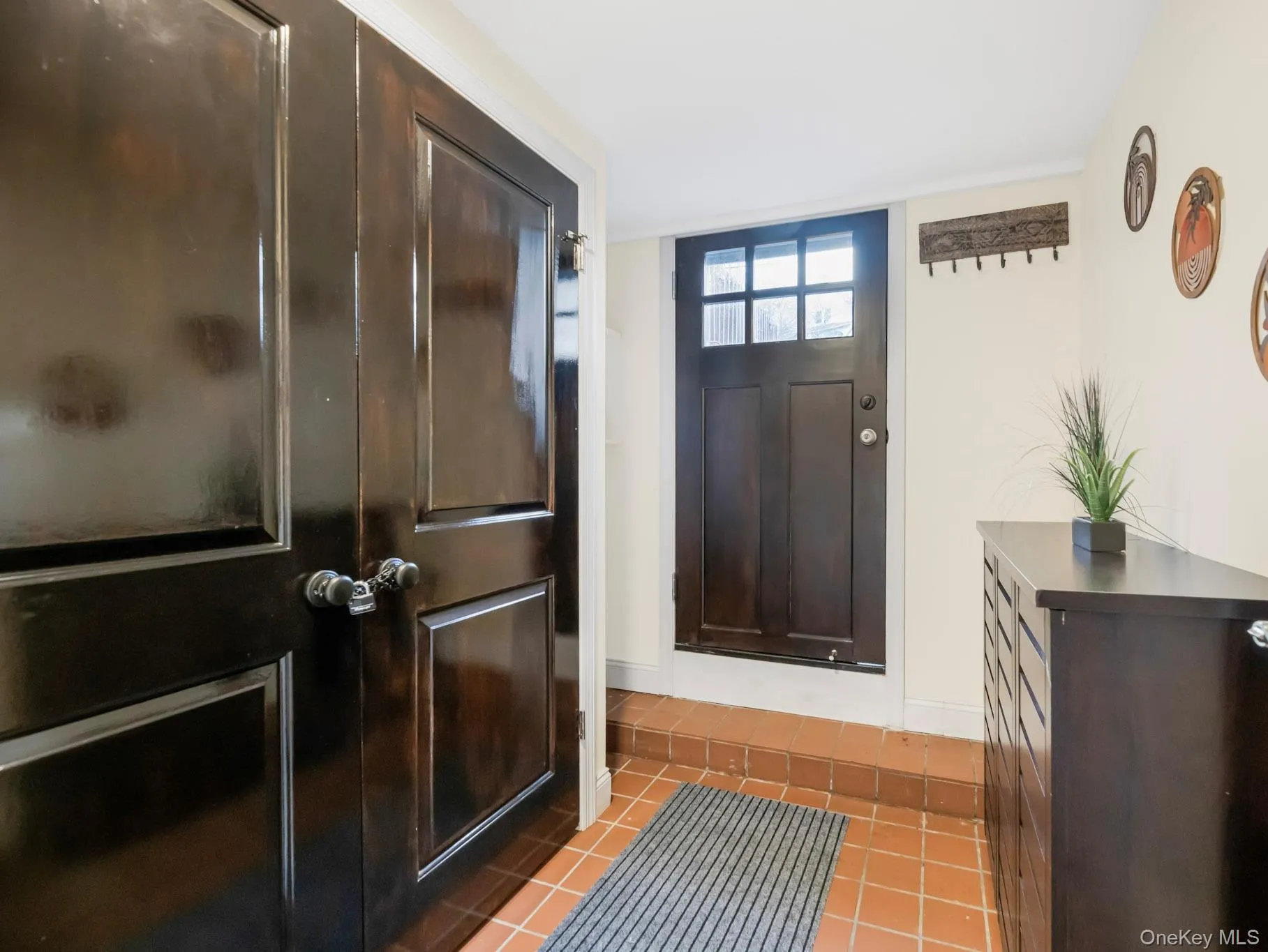 Entrance foyer featuring light tile patterned floors and baseboards Entrance foyer featuring light tile patterned floors and baseboards