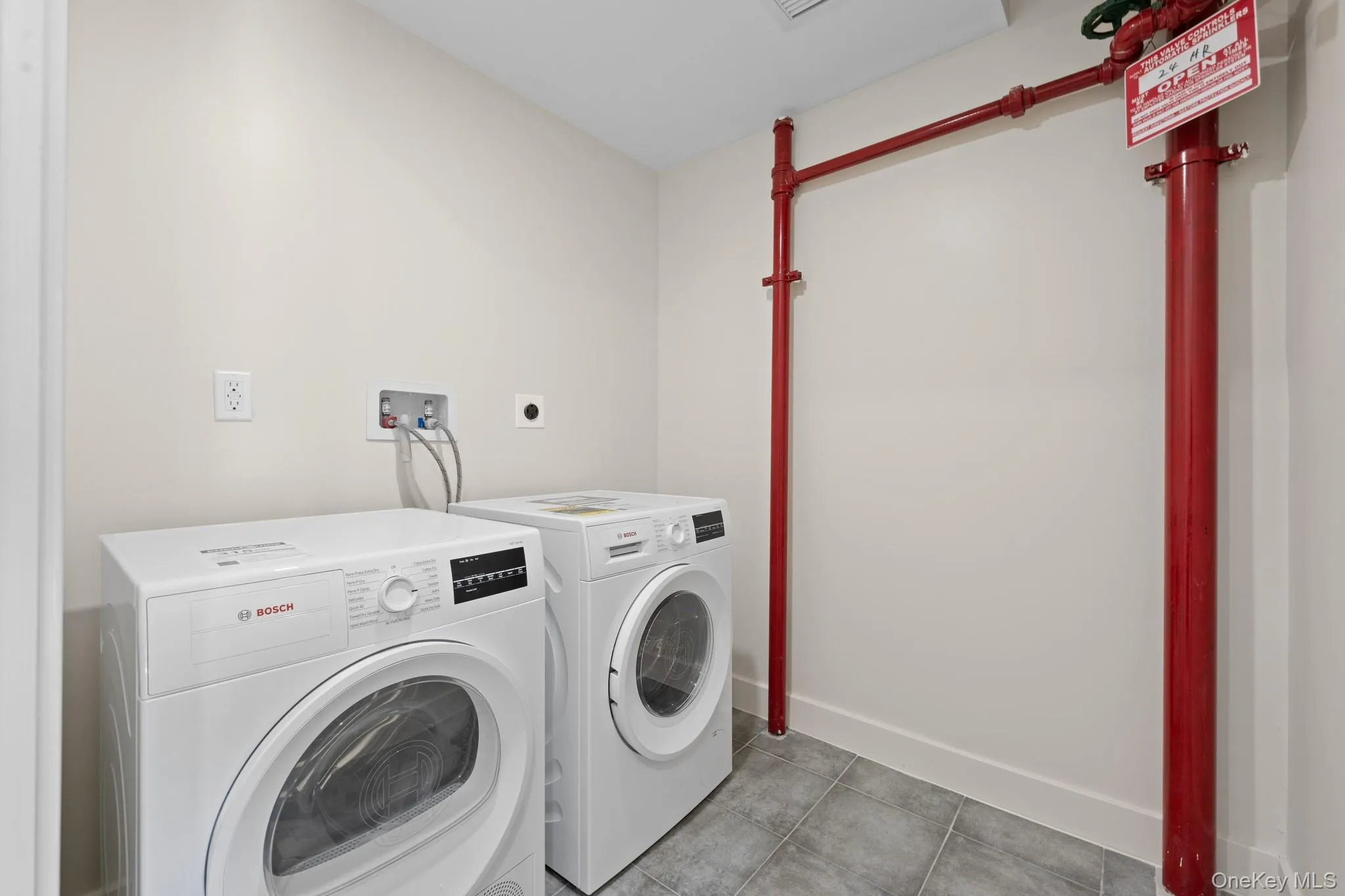 Laundry room with baseboards and washer and clothes dryer Laundry room with baseboards and washer and clothes dryer