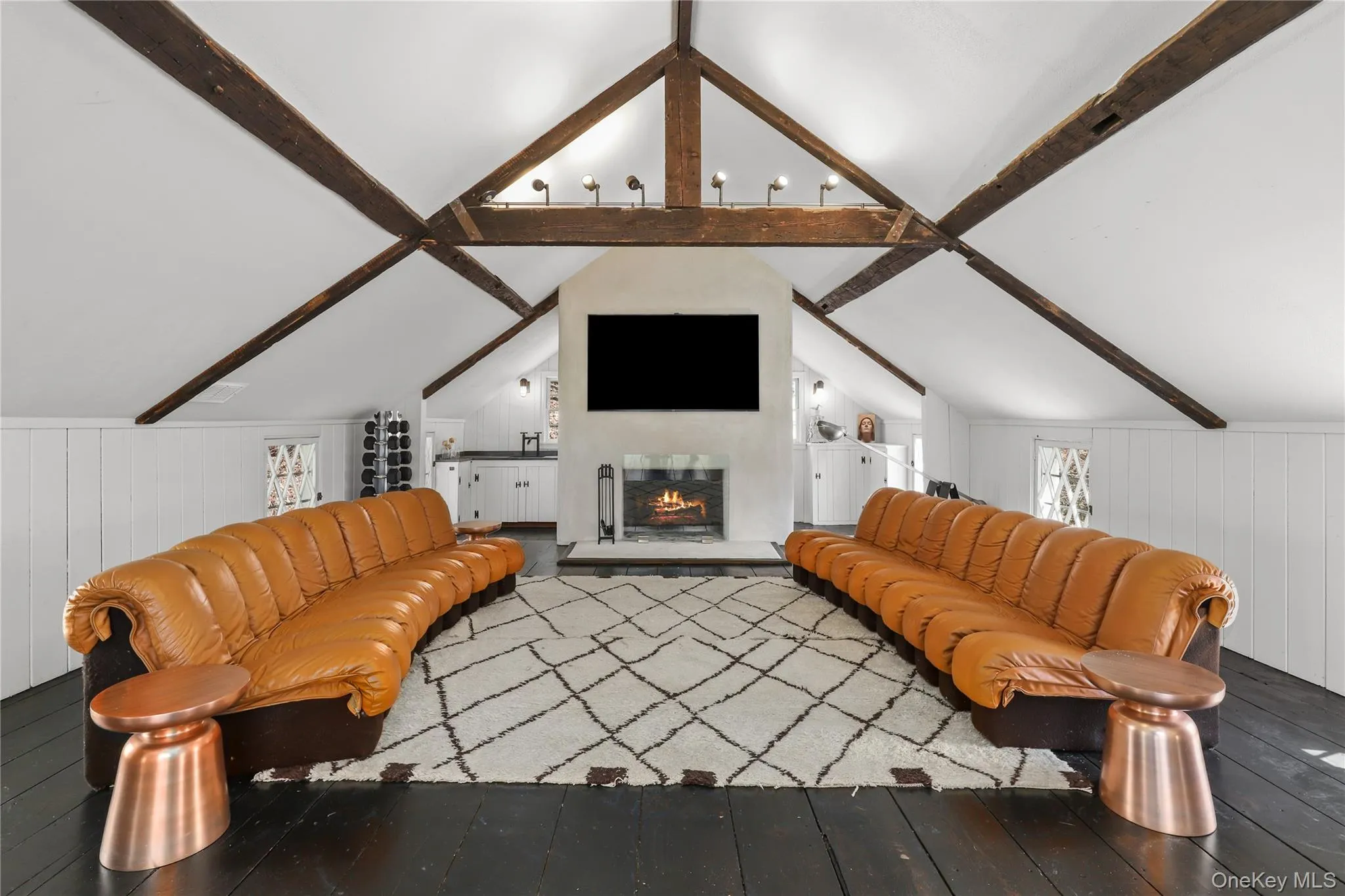Huge studio/office above carriage house/garage with fireplace, wet bar and bath Huge studio/office above carriage house/garage with fireplace, wet bar and bath