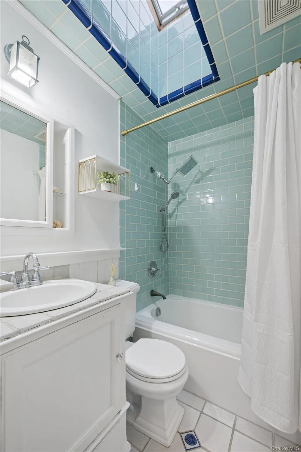 Primary Full Bathroom w/Skylight Primary Full Bathroom w/Skylight