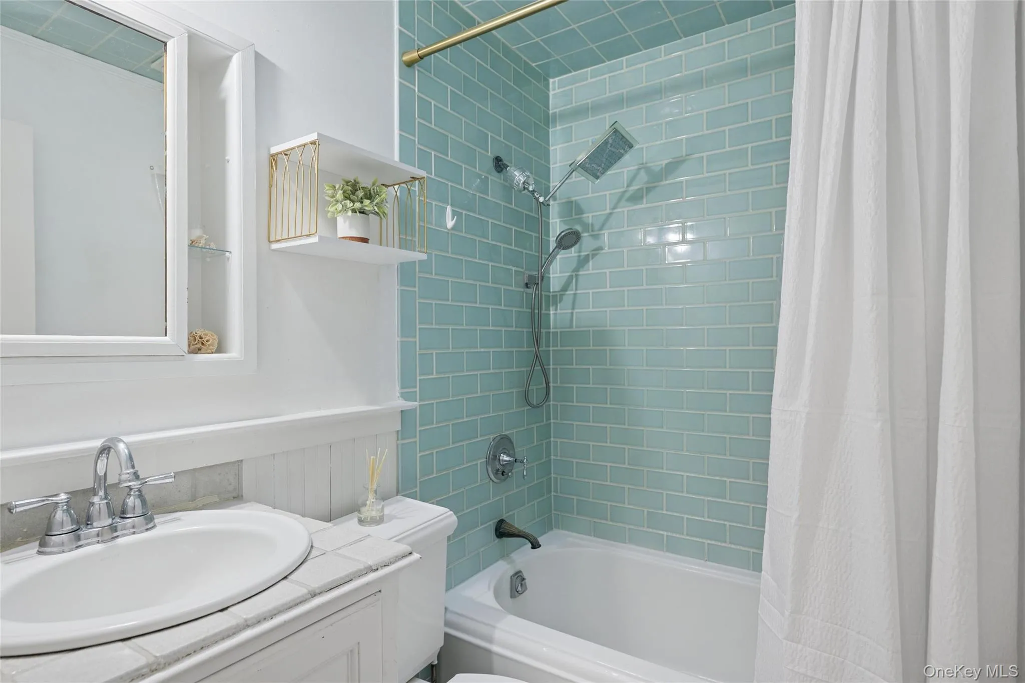 Primary Full Bathroom w/Skylight Primary Full Bathroom w/Skylight
