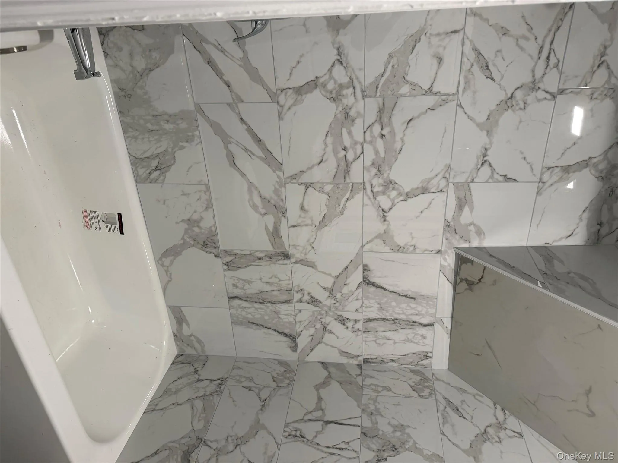 Bathroom with shower / bath combination Bathroom with shower / bath combination