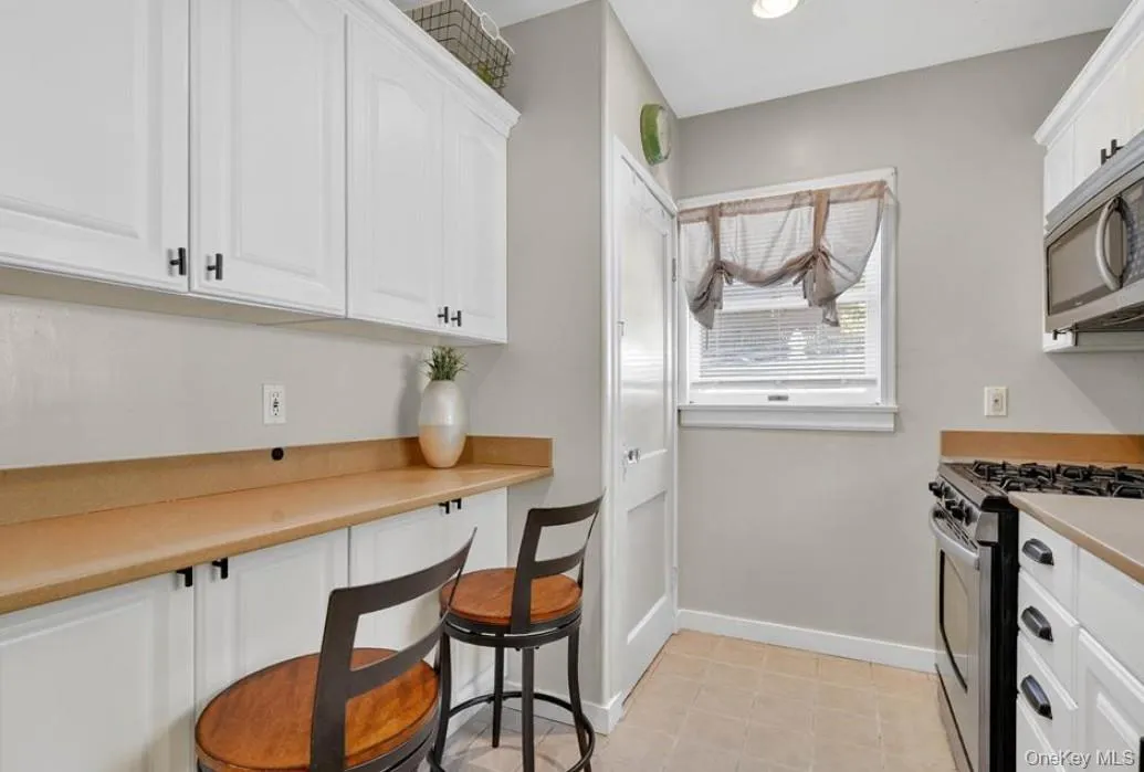 The breakfast bar adds room for chef's prep plus easy meals for the family The breakfast bar adds room for chef's prep plus easy meals for the family