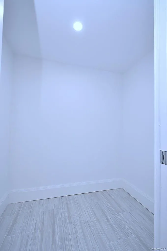 Walk-in Closet is approx 5'-9" x 4'-6" Walk-in Closet is approx 5'-9" x 4'-6"