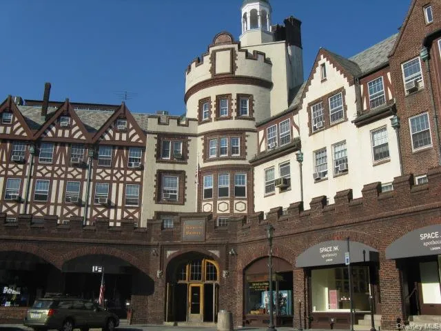 Downtown Scarsdale is a quaint village with plenty of shopping and restaurants and has its own Metro North Train Station. Grand Central Terminal is only a 28 minute train ride. There is also a bike and walking trail that leads from the train station along the Bronx River thru the picturesque Garth Woods. Also enjoy the free summer concert in the park series. Downtown Scarsdale is a quaint village with plenty of shopping and restaurants and has its own Metro North Train Station. Grand Central Terminal is only a 28 minute train ride. There is also a bike and walking trail that leads from the train station along the Bronx River thru the picturesque Garth Woods. Also enjoy the free summer concert in the park series.