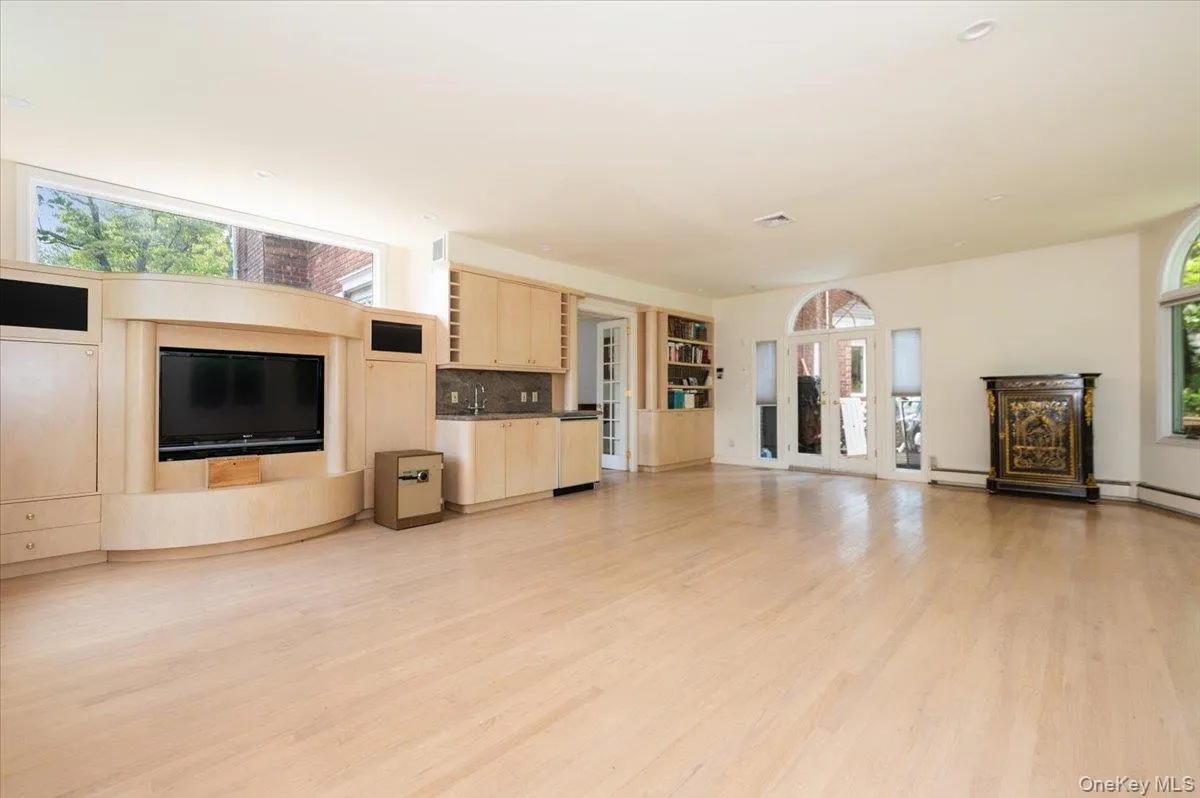 Unfurnished living room with plenty of natural light and light wood-style floors Unfurnished living room with plenty of natural light and light wood-style floors