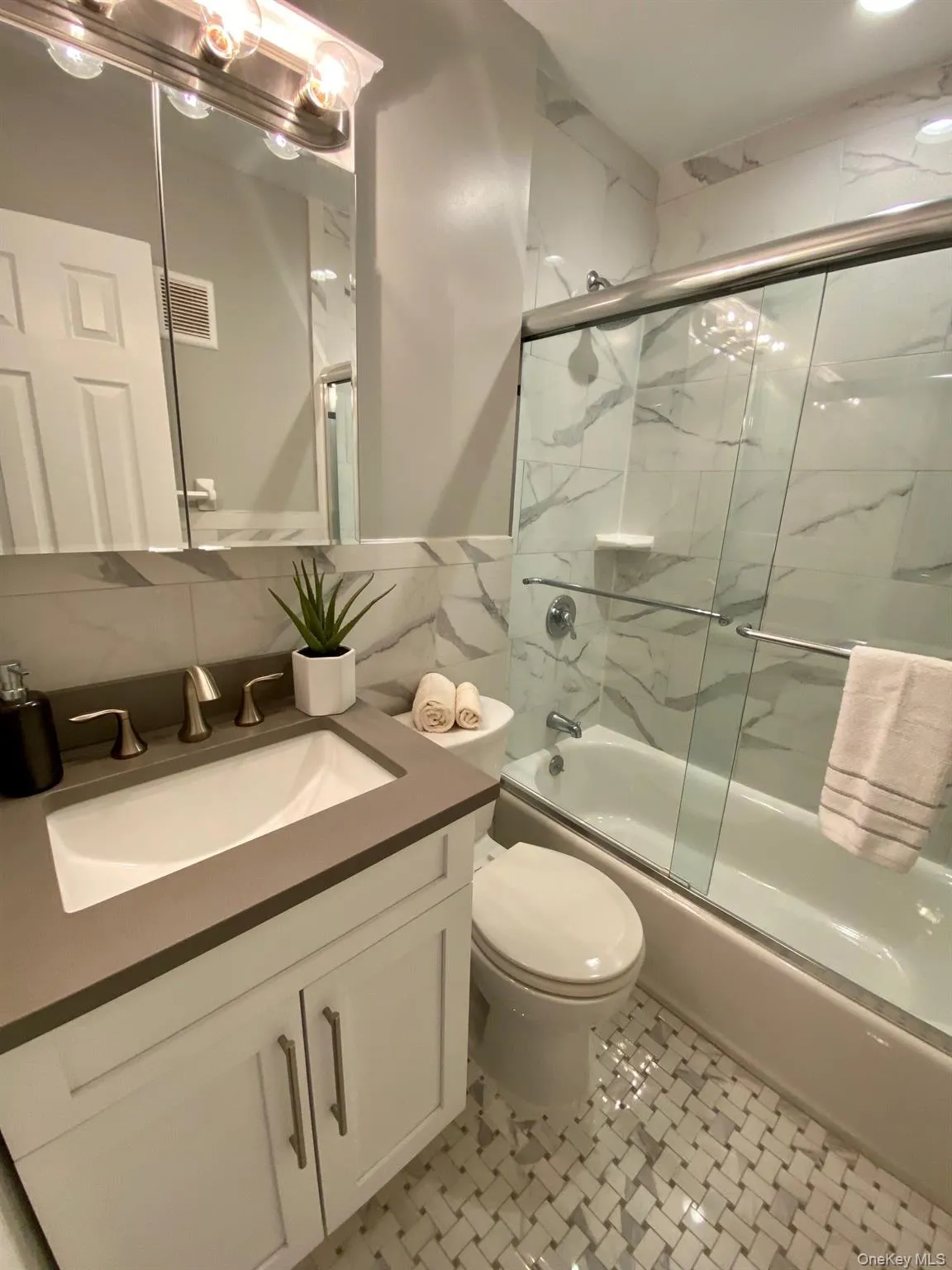 145 Westwood Drive, North Hempstead, NY, 2 Bedrooms Bedrooms, 5 Rooms Rooms,2 BathroomsBathrooms,Residential Lease,Idx,Westwood,0,945350 145 Westwood Drive, North Hempstead, NY, 2 Bedrooms Bedrooms, 5 Rooms Rooms,2 BathroomsBathrooms,Residential Lease,Idx,Westwood,0,945350