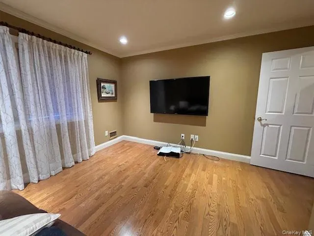 Second bedroom with big screen tv included Second bedroom with big screen tv included