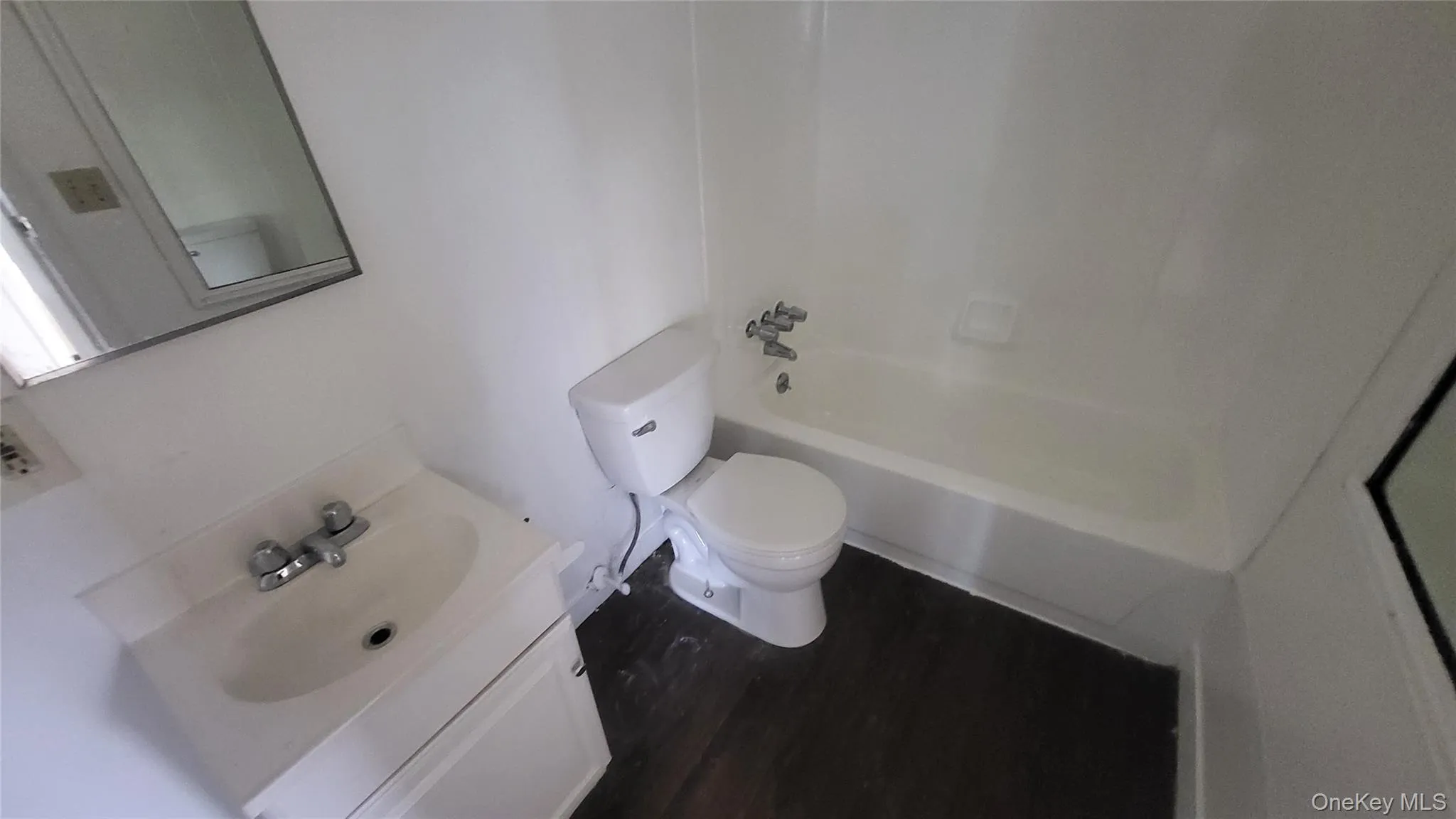 Bathroom 1 is located close to the living room & kitchen Bathroom 1 is located close to the living room & kitchen