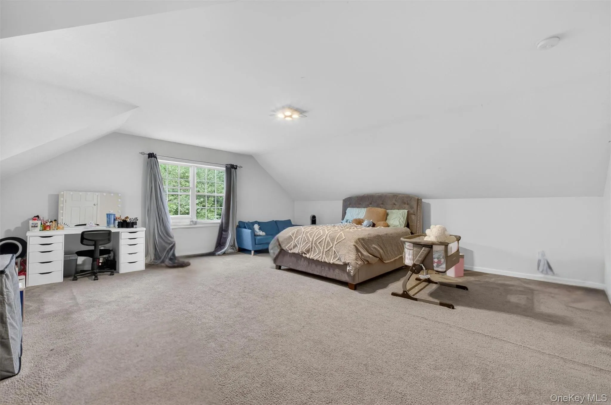 The bedroom is so spacious, the bed looks lost in the room. A truly grand bedroom! The bedroom is so spacious, the bed looks lost in the room. A truly grand bedroom!