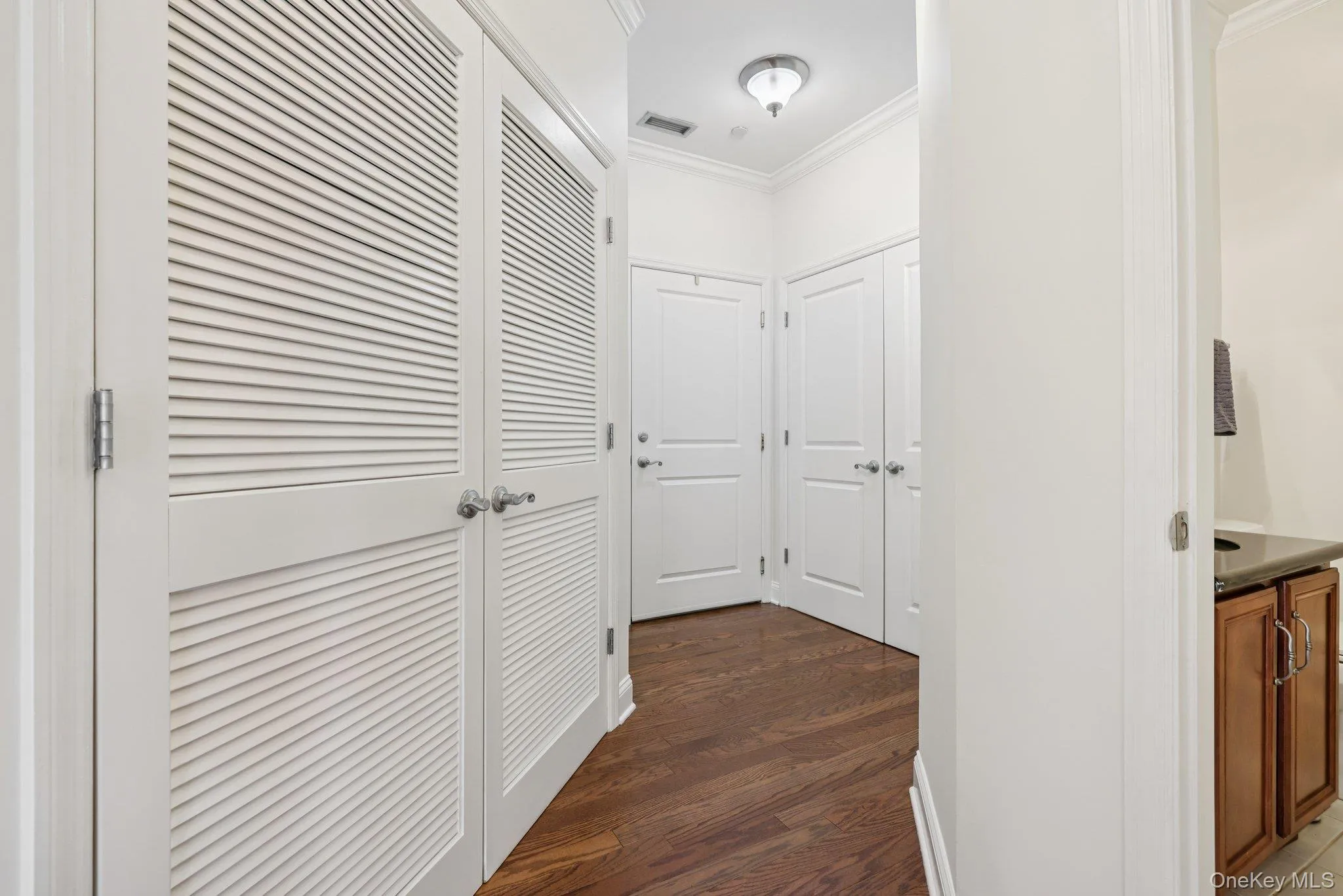 Spacious entrance foyer Spacious entrance foyer