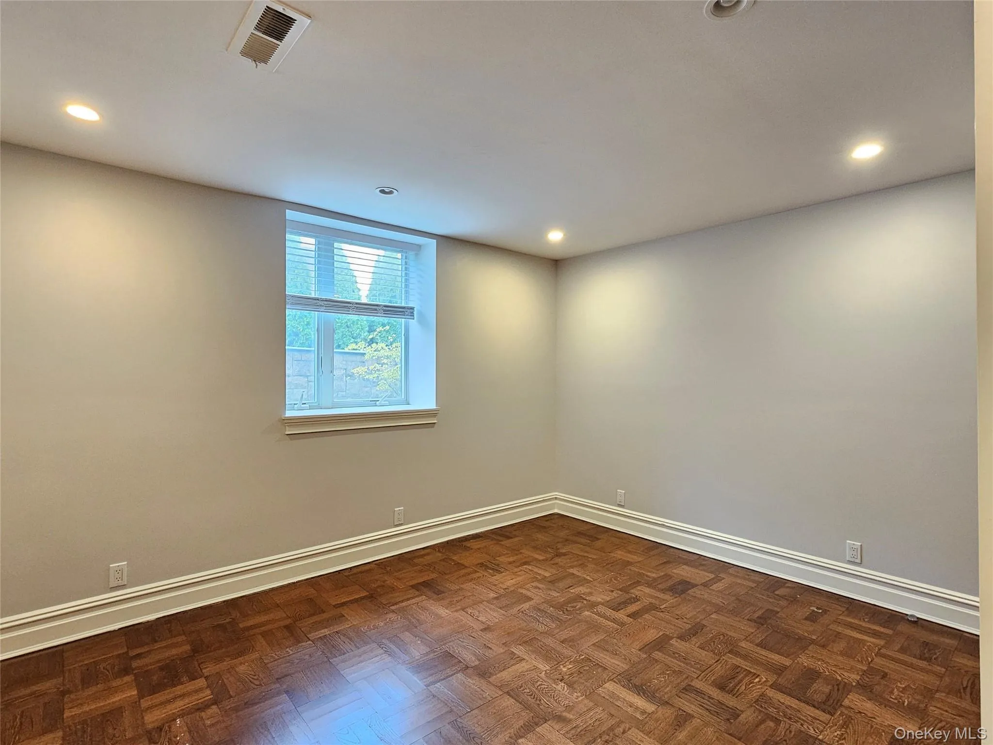 Unfurnished room with baseboards and recessed lighting Unfurnished room with baseboards and recessed lighting