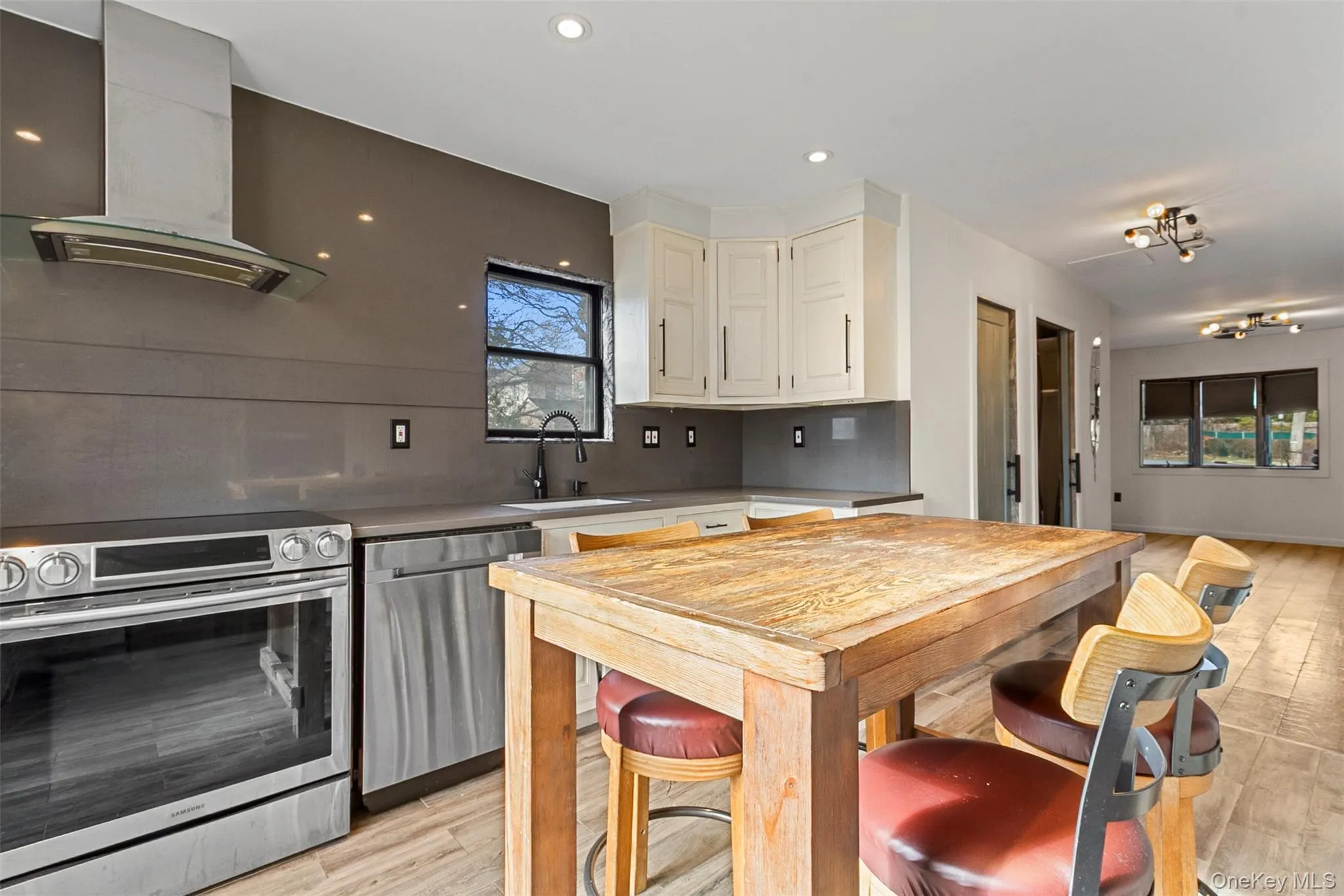 Eat-in-Kitchen Eat-in-Kitchen