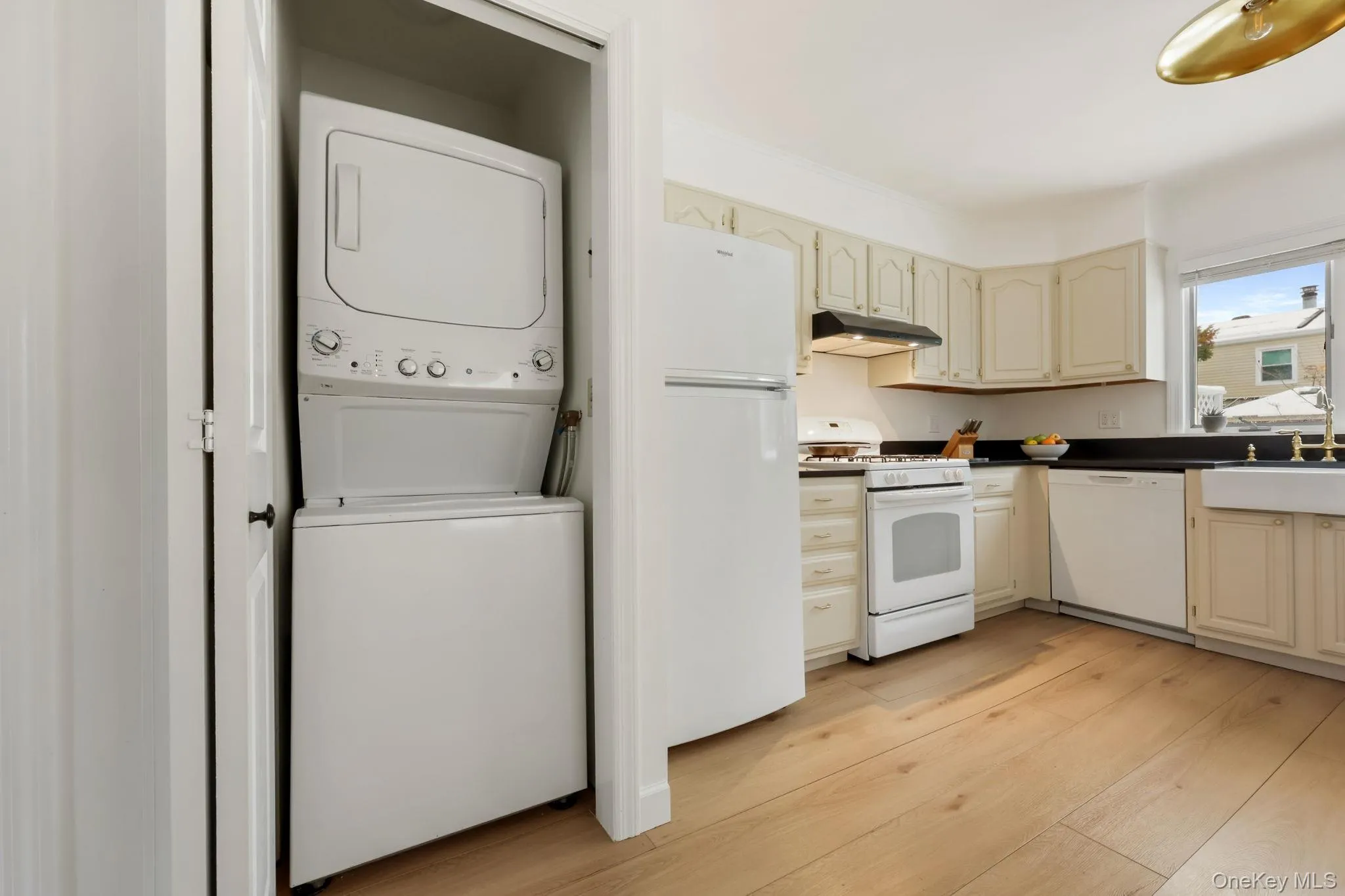 Kitchen/Stackable Washer/Dryer Kitchen/Stackable Washer/Dryer